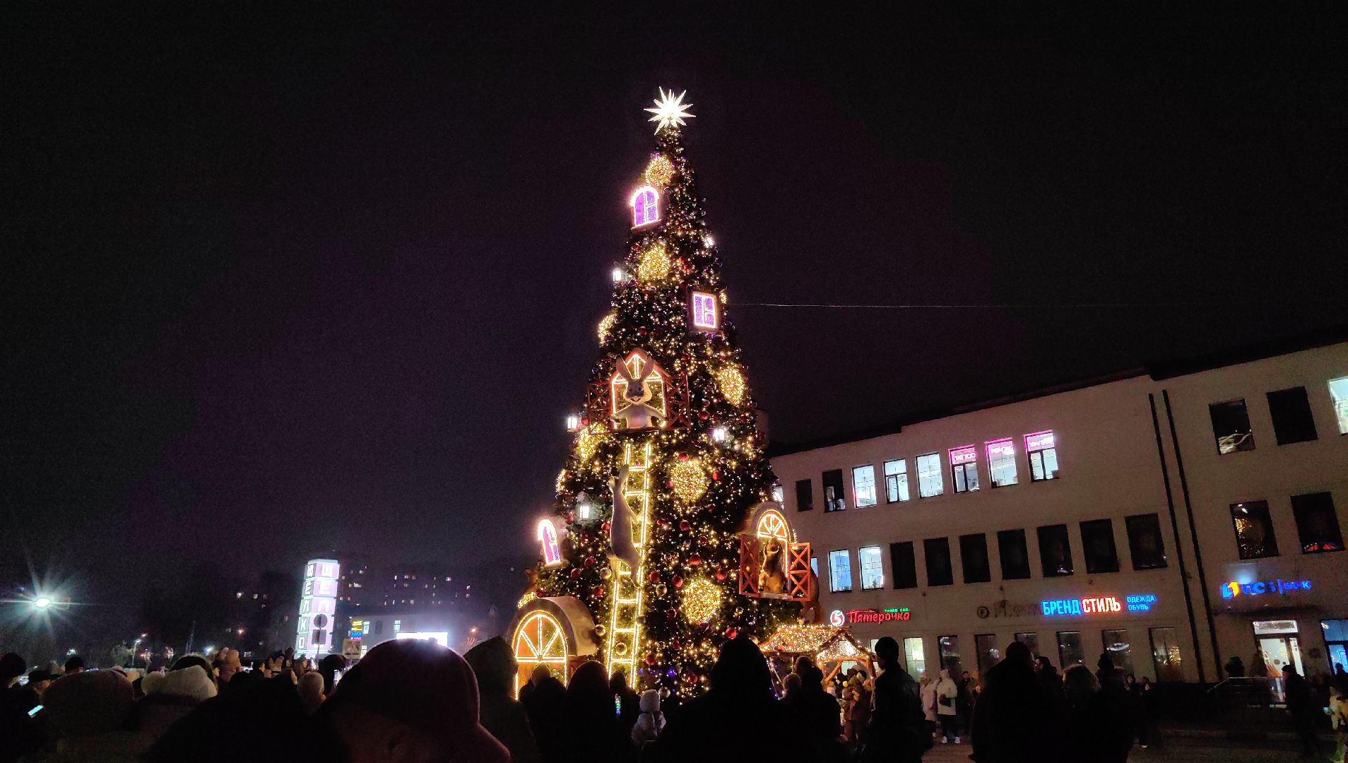 Дед Мороз, Снегурочка, елка, огни, площадь, снеговик,