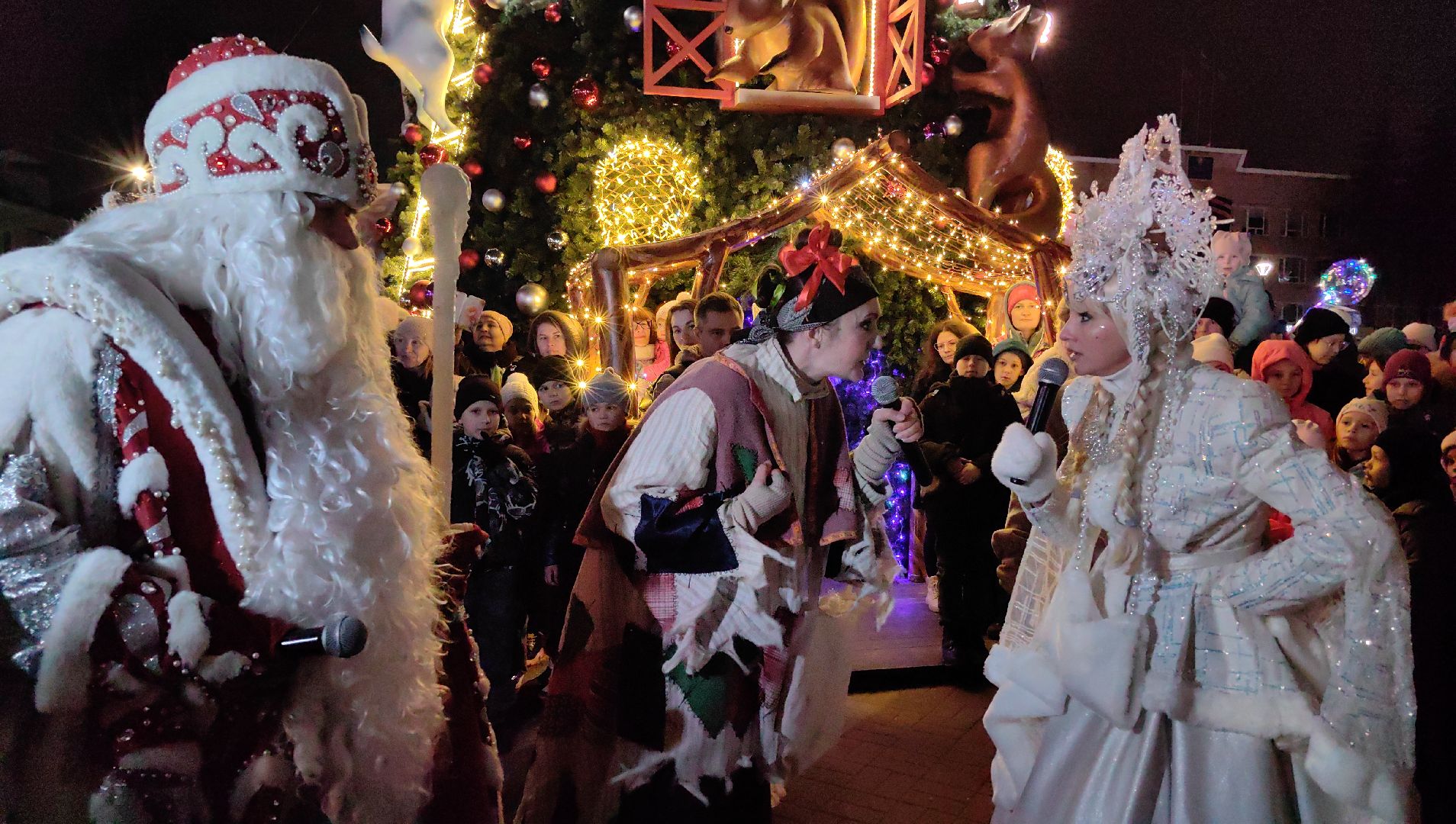 Дед Мороз, Снегурочка, елка, огни, площадь, снеговик,