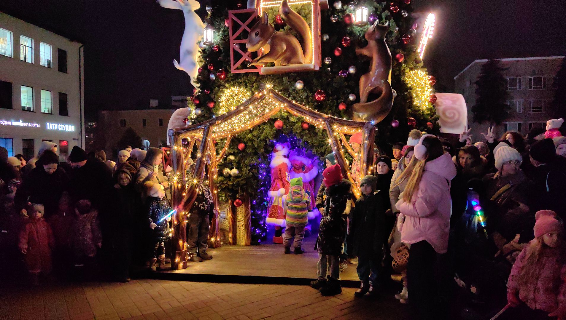 Дед Мороз, Снегурочка, елка, огни, площадь, снеговик,