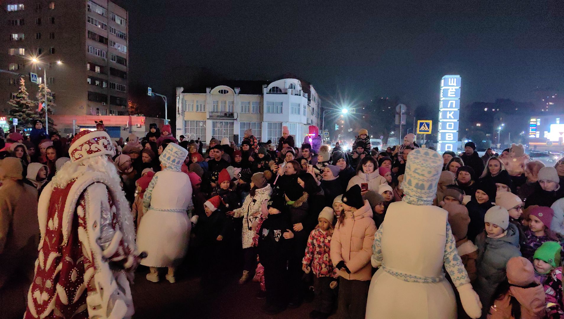 Дед Мороз, Снегурочка, елка, огни, площадь, снеговик,