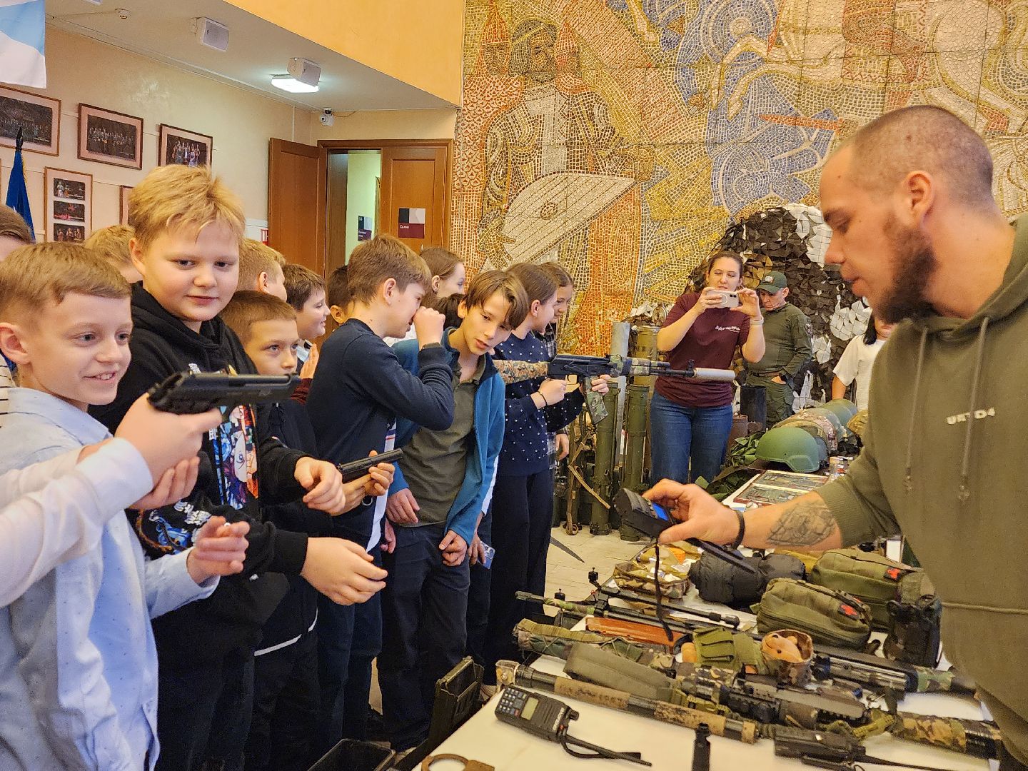 чехов, дворец культуры дружба, передвижной музей сво, выставка, экспозиция, добровольный гуманитарный волонтерский полк, чеховская кашеварочка, максим позывной ветер, ирина черникова, волонтеры и добровольцы, гуманитарная помощь, образцы вооружения, сухие пайки, мастер-классы, продуктовые наборы, плетение сетей,сво-797, беспилотники, ударные дроны, фотовыставка, книги,