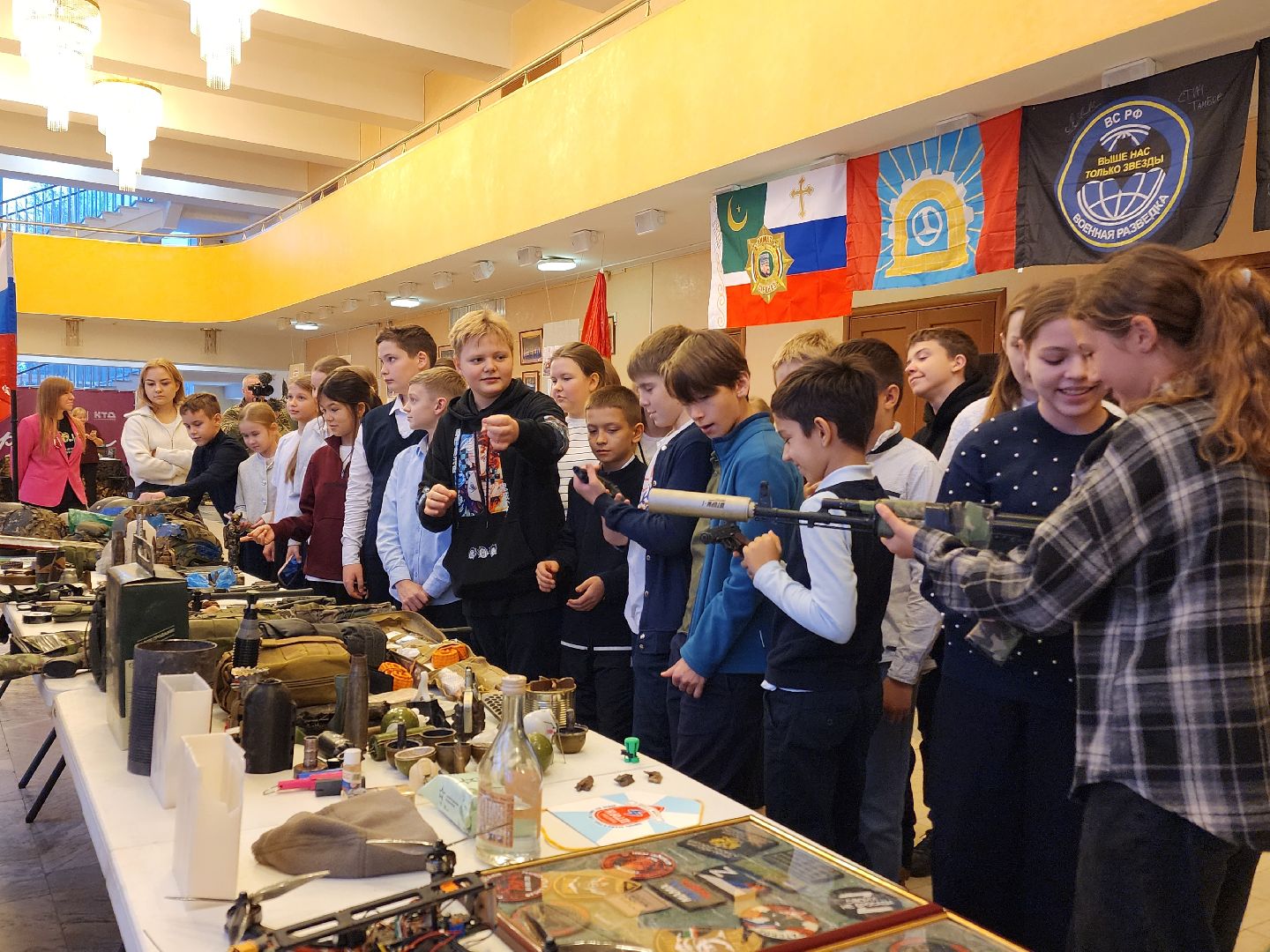 чехов, дворец культуры дружба, передвижной музей сво, выставка, экспозиция, добровольный гуманитарный волонтерский полк, чеховская кашеварочка, максим позывной ветер, ирина черникова, волонтеры и добровольцы, гуманитарная помощь, образцы вооружения, сухие пайки, мастер-классы, продуктовые наборы, плетение сетей,сво-797, беспилотники, ударные дроны, фотовыставка, книги,