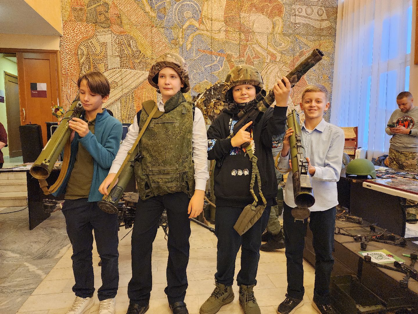 чехов, дворец культуры дружба, передвижной музей сво, выставка, экспозиция, добровольный гуманитарный волонтерский полк, чеховская кашеварочка, максим позывной ветер, ирина черникова, волонтеры и добровольцы, гуманитарная помощь, образцы вооружения, сухие пайки, мастер-классы, продуктовые наборы, плетение сетей,сво-797, беспилотники, ударные дроны, фотовыставка, книги,