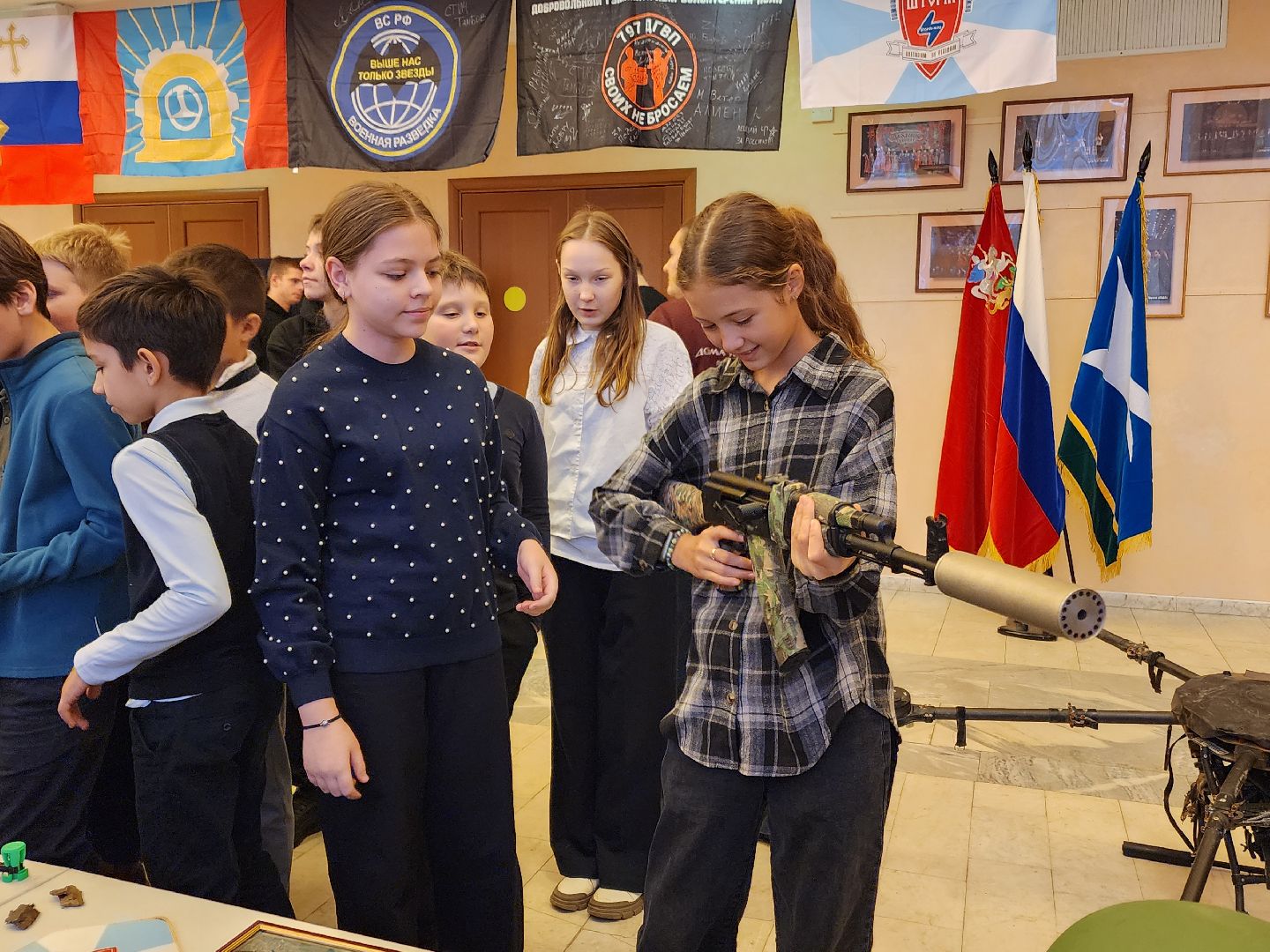 чехов, дворец культуры дружба, передвижной музей сво, выставка, экспозиция, добровольный гуманитарный волонтерский полк, чеховская кашеварочка, максим позывной ветер, ирина черникова, волонтеры и добровольцы, гуманитарная помощь, образцы вооружения, сухие пайки, мастер-классы, продуктовые наборы, плетение сетей,сво-797, беспилотники, ударные дроны, фотовыставка, книги,