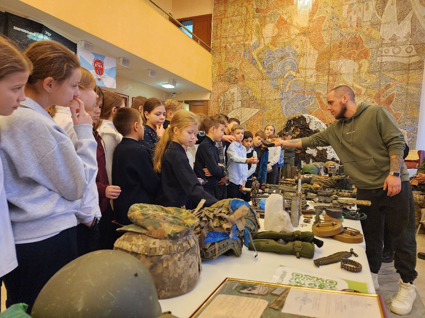 чехов, дворец культуры дружба, передвижной музей сво, выставка, экспозиция, добровольный гуманитарный волонтерский полк, чеховская кашеварочка, максим позывной ветер, ирина черникова, волонтеры и добровольцы, гуманитарная помощь, образцы вооружения, сухие пайки, мастер-классы, продуктовые наборы, плетение сетей,сво-797, беспилотники, ударные дроны, фотовыставка, книги,