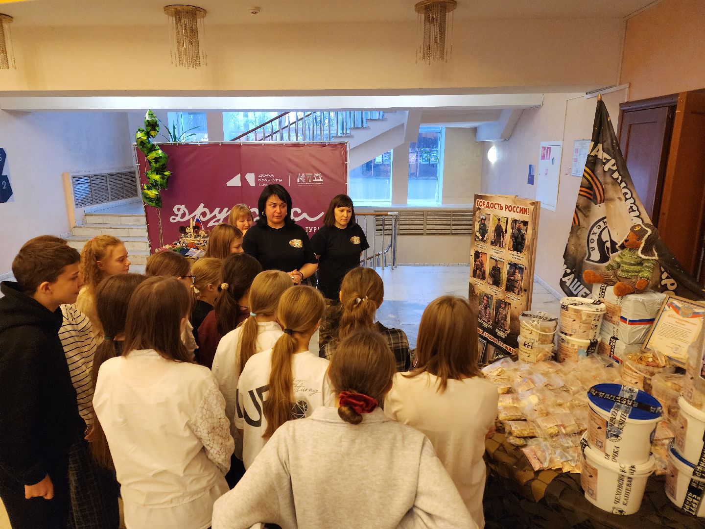 чехов, дворец культуры дружба, передвижной музей сво, выставка, экспозиция, добровольный гуманитарный волонтерский полк, чеховская кашеварочка, максим позывной ветер, ирина черникова, волонтеры и добровольцы, гуманитарная помощь, образцы вооружения, сухие пайки, мастер-классы, продуктовые наборы, плетение сетей,сво-797, беспилотники, ударные дроны, фотовыставка, книги,