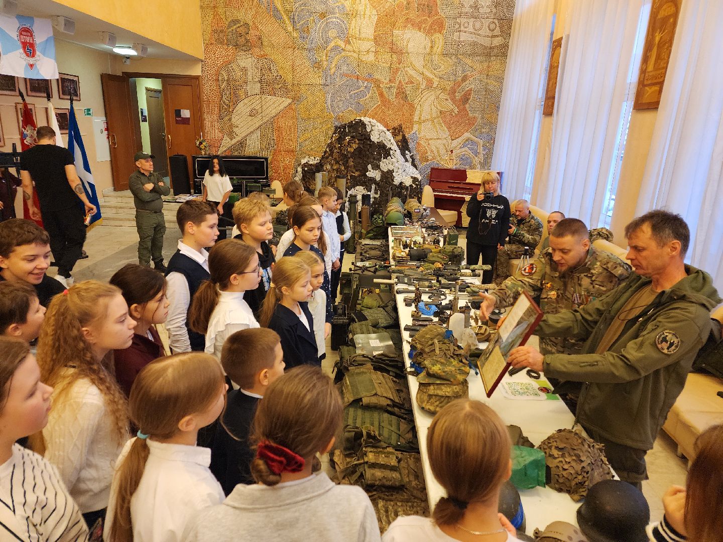 чехов, дворец культуры дружба, передвижной музей сво, выставка, экспозиция, добровольный гуманитарный волонтерский полк, чеховская кашеварочка, максим позывной ветер, ирина черникова, волонтеры и добровольцы, гуманитарная помощь, образцы вооружения, сухие пайки, мастер-классы, продуктовые наборы, плетение сетей,сво-797, беспилотники, ударные дроны, фотовыставка, книги,