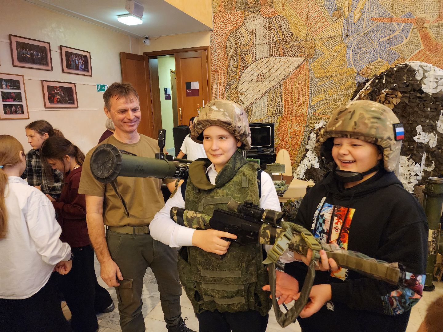 чехов, дворец культуры дружба, передвижной музей сво, выставка, экспозиция, добровольный гуманитарный волонтерский полк, чеховская кашеварочка, максим позывной ветер, ирина черникова, волонтеры и добровольцы, гуманитарная помощь, образцы вооружения, сухие пайки, мастер-классы, продуктовые наборы, плетение сетей,сво-797, беспилотники, ударные дроны, фотовыставка, книги,