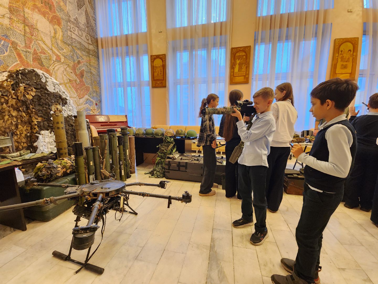 чехов, дворец культуры дружба, передвижной музей сво, выставка, экспозиция, добровольный гуманитарный волонтерский полк, чеховская кашеварочка, максим позывной ветер, ирина черникова, волонтеры и добровольцы, гуманитарная помощь, образцы вооружения, сухие пайки, мастер-классы, продуктовые наборы, плетение сетей,сво-797, беспилотники, ударные дроны, фотовыставка, книги,