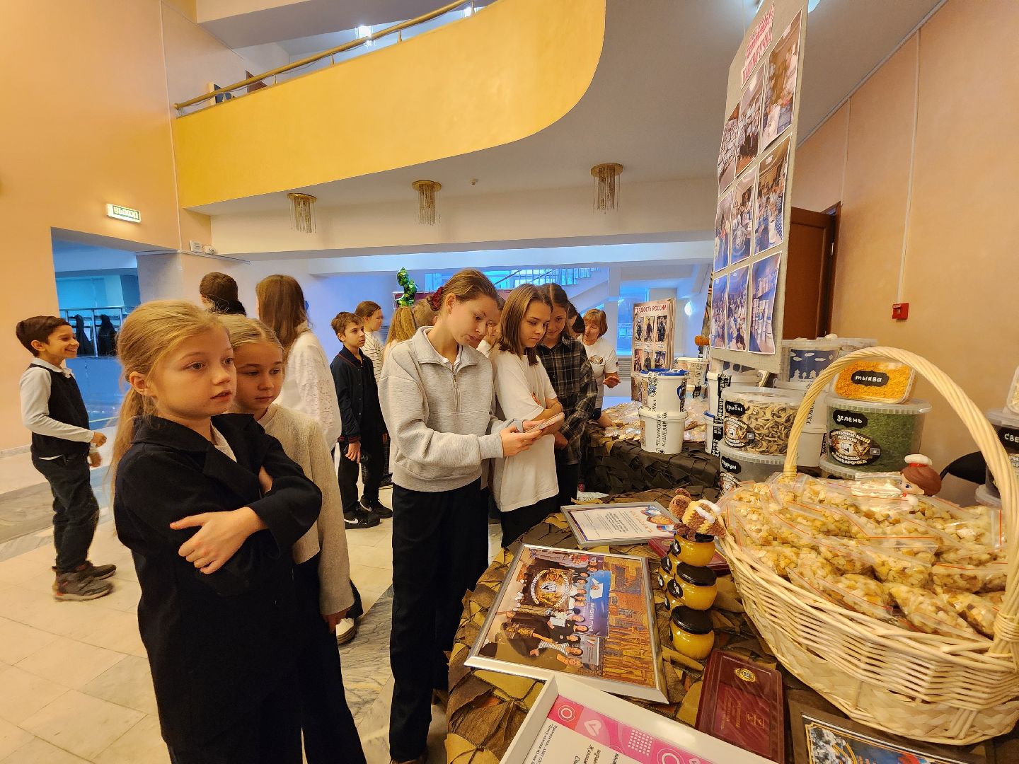 чехов, дворец культуры дружба, передвижной музей сво, выставка, экспозиция, добровольный гуманитарный волонтерский полк, чеховская кашеварочка, максим позывной ветер, ирина черникова, волонтеры и добровольцы, гуманитарная помощь, образцы вооружения, сухие пайки, мастер-классы, продуктовые наборы, плетение сетей,сво-797, беспилотники, ударные дроны, фотовыставка, книги,