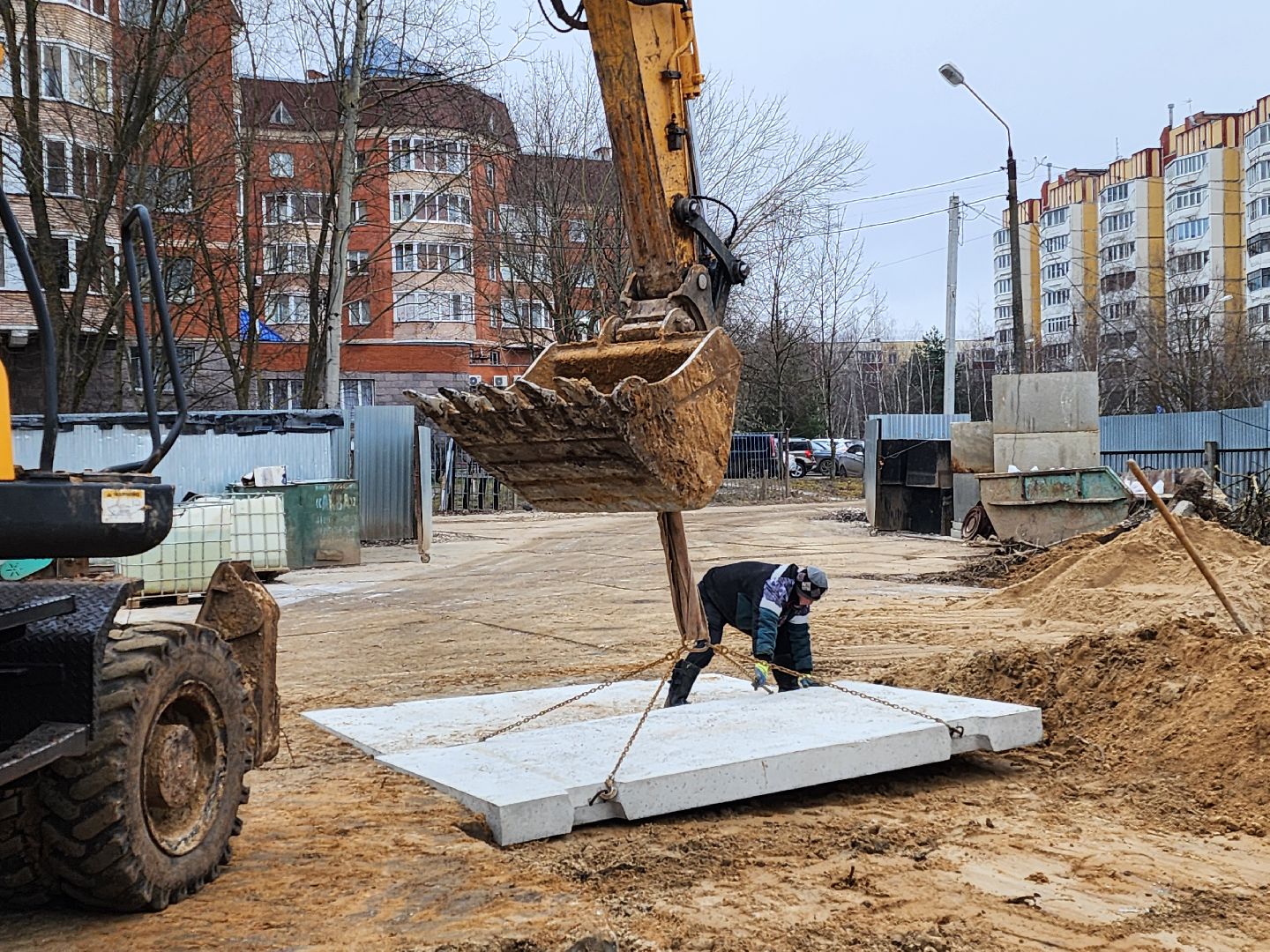 чехов,гимназия 2,  пристройка на 550 мест, строительство, разворотная площадка, подъездные пути, длинномеры и большегрузы, спецтехника,  площадка для разгрузки и разворота, башенный кран, основание под кран, котлован, фундаментная плита, подбетонка, каркас из арматуры, ооо воздвижение, госпрограмма московской области, строительство социальных объектов,мойка для колес машин,