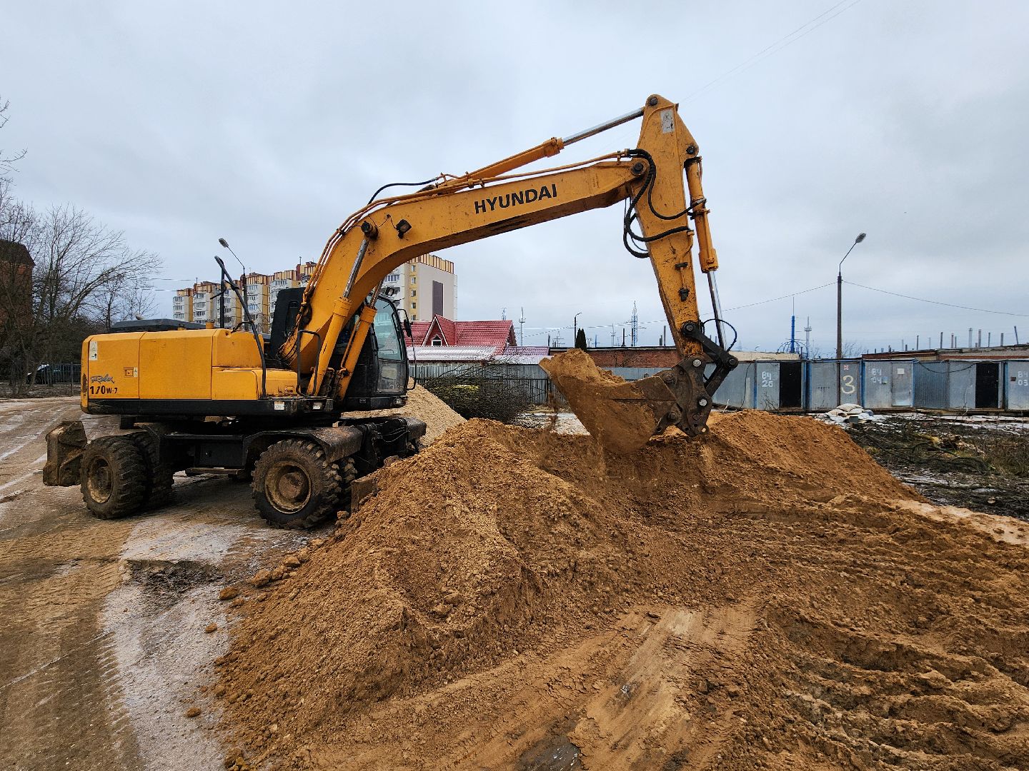 чехов,гимназия 2,  пристройка на 550 мест, строительство, разворотная площадка, подъездные пути, длинномеры и большегрузы, спецтехника,  площадка для разгрузки и разворота, башенный кран, основание под кран, котлован, фундаментная плита, подбетонка, каркас из арматуры, ооо воздвижение, госпрограмма московской области, строительство социальных объектов,мойка для колес машин,