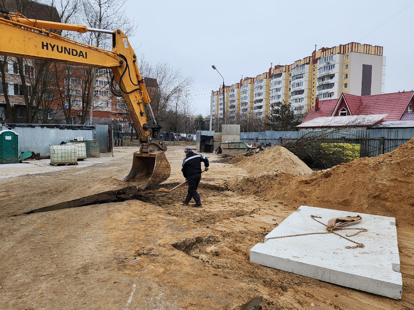 чехов,гимназия 2,  пристройка на 550 мест, строительство, разворотная площадка, подъездные пути, длинномеры и большегрузы, спецтехника,  площадка для разгрузки и разворота, башенный кран, основание под кран, котлован, фундаментная плита, подбетонка, каркас из арматуры, ооо воздвижение, госпрограмма московской области, строительство социальных объектов,мойка для колес машин,