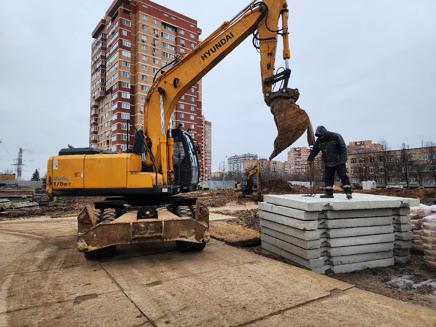 чехов,гимназия 2,  пристройка на 550 мест, строительство, разворотная площадка, подъездные пути, длинномеры и большегрузы, спецтехника,  площадка для разгрузки и разворота, башенный кран, основание под кран, котлован, фундаментная плита, подбетонка, каркас из арматуры, ооо воздвижение, госпрограмма московской области, строительство социальных объектов,мойка для колес машин,