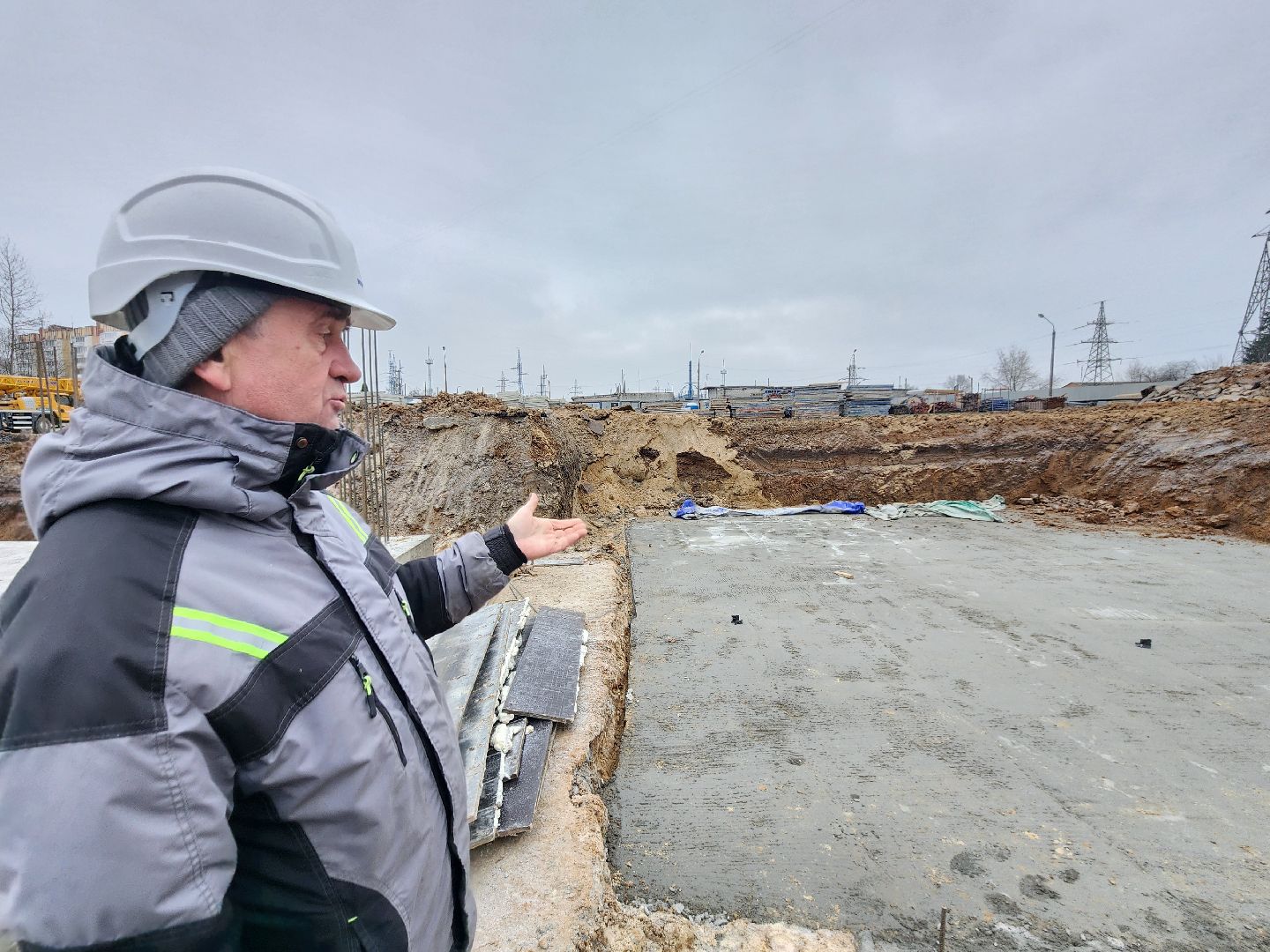 чехов,гимназия 2,  пристройка на 550 мест, строительство, разворотная площадка, подъездные пути, длинномеры и большегрузы, спецтехника,  площадка для разгрузки и разворота, башенный кран, основание под кран, котлован, фундаментная плита, подбетонка, каркас из арматуры, ооо воздвижение, госпрограмма московской области, строительство социальных объектов,мойка для колес машин,