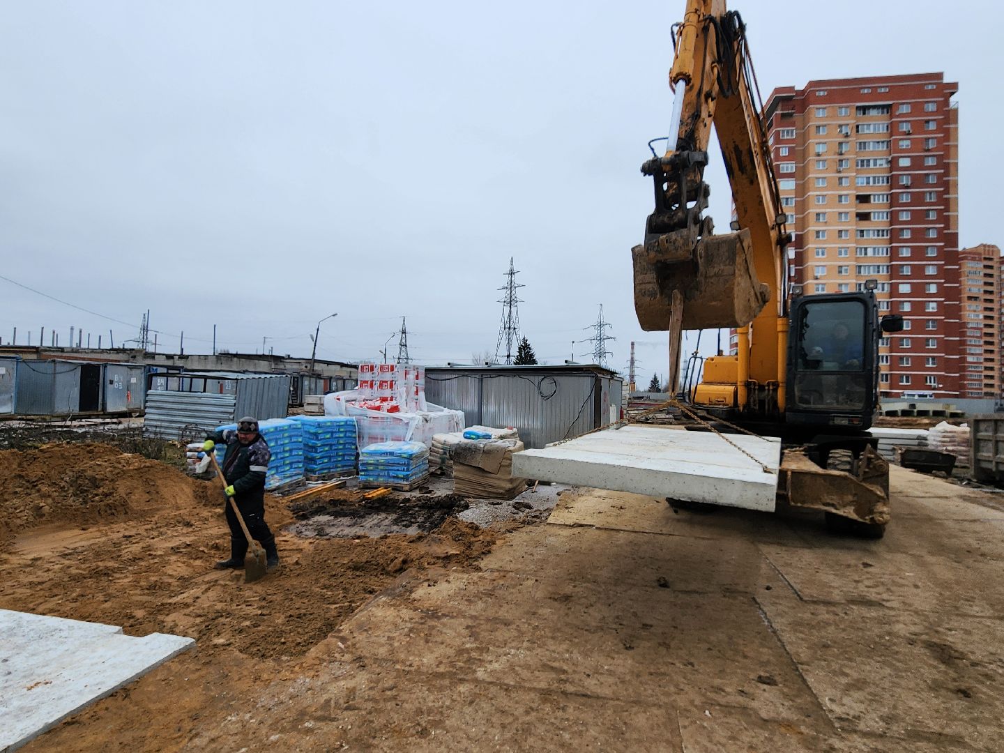 чехов,гимназия 2,  пристройка на 550 мест, строительство, разворотная площадка, подъездные пути, длинномеры и большегрузы, спецтехника,  площадка для разгрузки и разворота, башенный кран, основание под кран, котлован, фундаментная плита, подбетонка, каркас из арматуры, ооо воздвижение, госпрограмма московской области, строительство социальных объектов,мойка для колес машин,