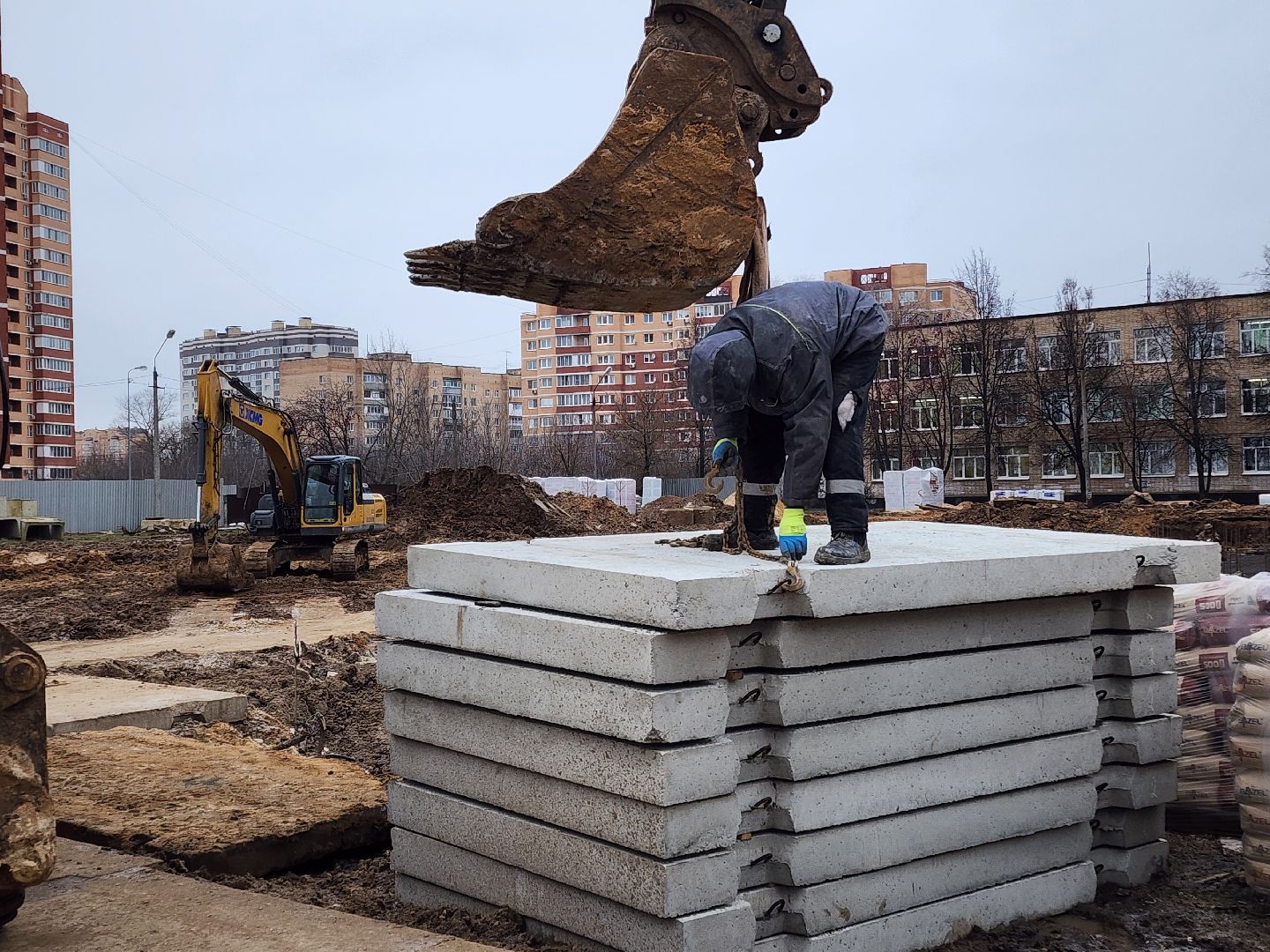 чехов,гимназия 2,  пристройка на 550 мест, строительство, разворотная площадка, подъездные пути, длинномеры и большегрузы, спецтехника,  площадка для разгрузки и разворота, башенный кран, основание под кран, котлован, фундаментная плита, подбетонка, каркас из арматуры, ооо воздвижение, госпрограмма московской области, строительство социальных объектов,мойка для колес машин,