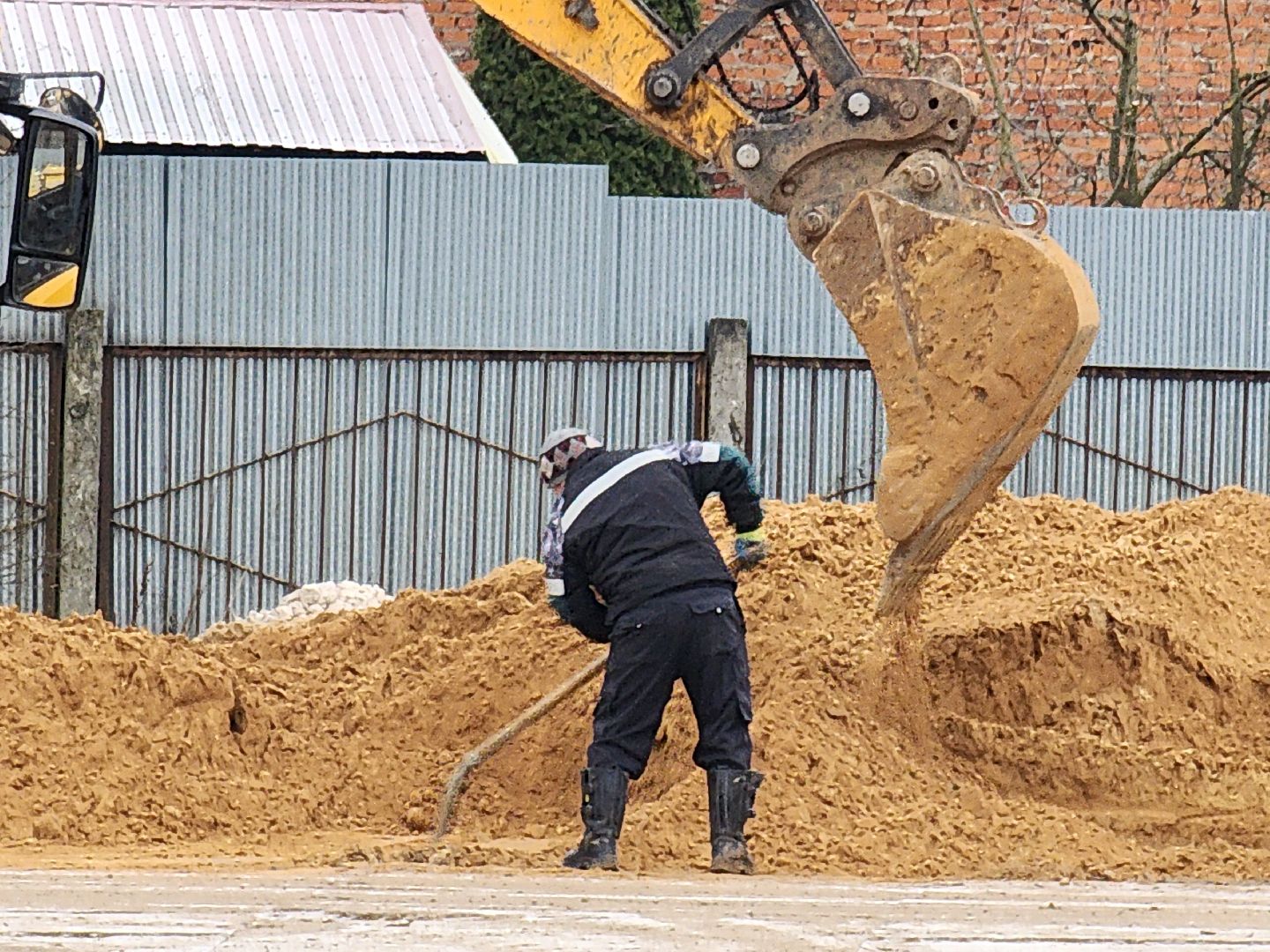 чехов,гимназия 2,  пристройка на 550 мест, строительство, разворотная площадка, подъездные пути, длинномеры и большегрузы, спецтехника,  площадка для разгрузки и разворота, башенный кран, основание под кран, котлован, фундаментная плита, подбетонка, каркас из арматуры, ооо воздвижение, госпрограмма московской области, строительство социальных объектов,мойка для колес машин,