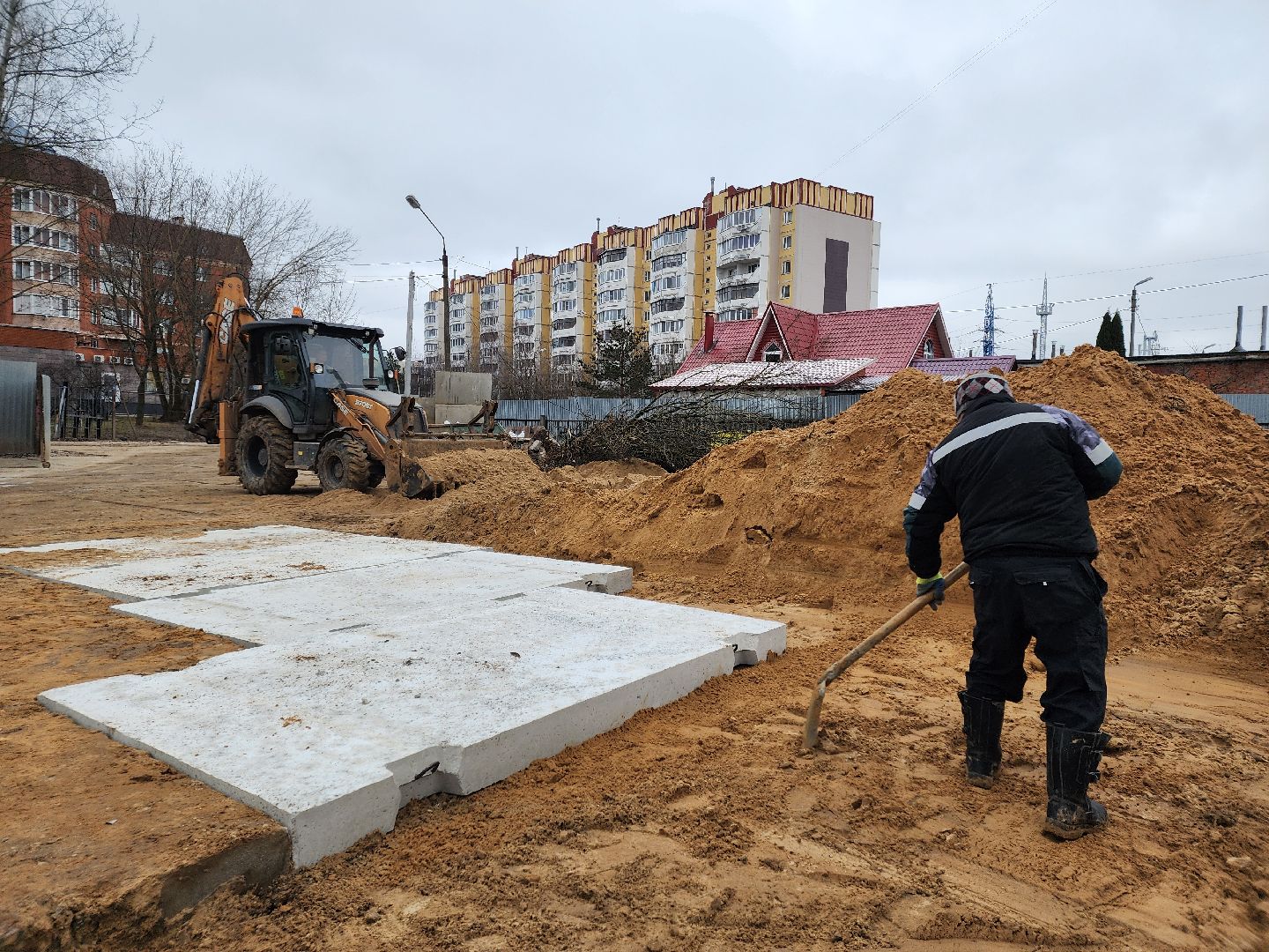 чехов,гимназия 2,  пристройка на 550 мест, строительство, разворотная площадка, подъездные пути, длинномеры и большегрузы, спецтехника,  площадка для разгрузки и разворота, башенный кран, основание под кран, котлован, фундаментная плита, подбетонка, каркас из арматуры, ооо воздвижение, госпрограмма московской области, строительство социальных объектов,мойка для колес машин,