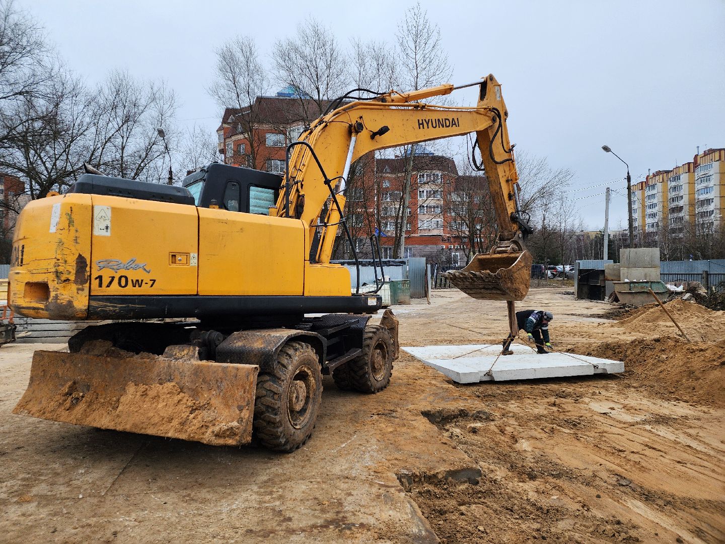 чехов,гимназия 2,  пристройка на 550 мест, строительство, разворотная площадка, подъездные пути, длинномеры и большегрузы, спецтехника,  площадка для разгрузки и разворота, башенный кран, основание под кран, котлован, фундаментная плита, подбетонка, каркас из арматуры, ооо воздвижение, госпрограмма московской области, строительство социальных объектов,мойка для колес машин,