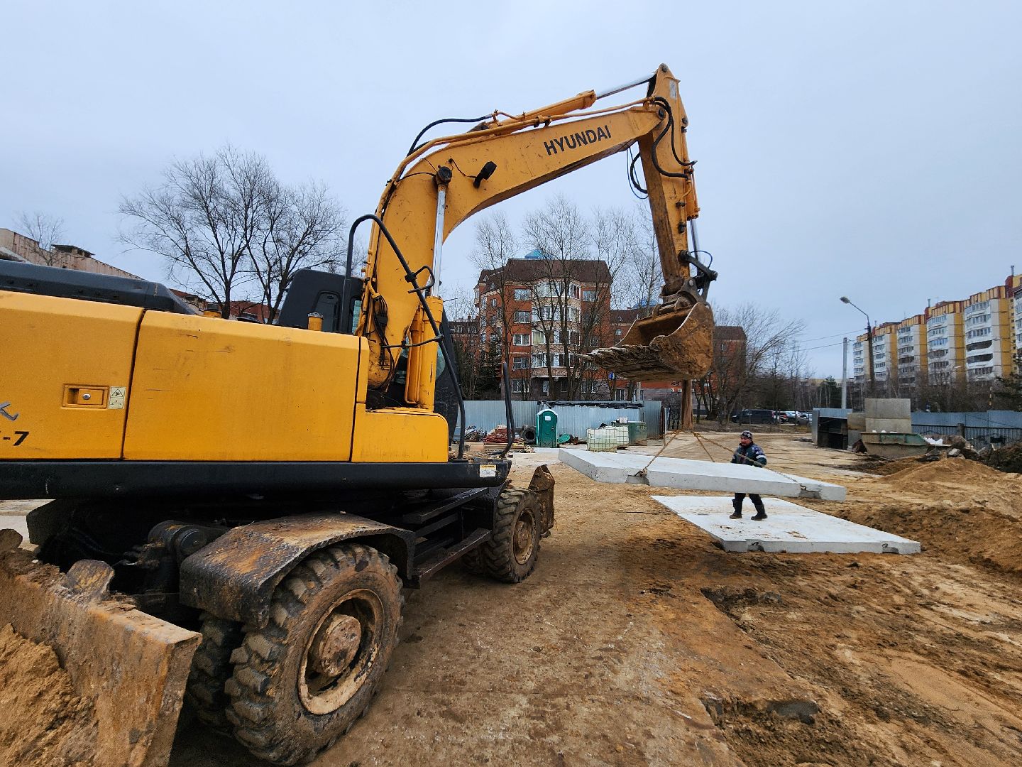 чехов,гимназия 2,  пристройка на 550 мест, строительство, разворотная площадка, подъездные пути, длинномеры и большегрузы, спецтехника,  площадка для разгрузки и разворота, башенный кран, основание под кран, котлован, фундаментная плита, подбетонка, каркас из арматуры, ооо воздвижение, госпрограмма московской области, строительство социальных объектов,мойка для колес машин,