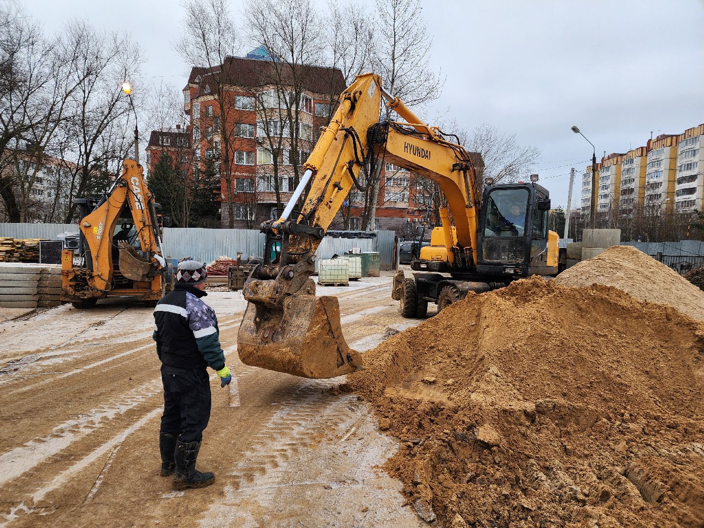 чехов,гимназия 2,  пристройка на 550 мест, строительство, разворотная площадка, подъездные пути, длинномеры и большегрузы, спецтехника,  площадка для разгрузки и разворота, башенный кран, основание под кран, котлован, фундаментная плита, подбетонка, каркас из арматуры, ооо воздвижение, госпрограмма московской области, строительство социальных объектов,мойка для колес машин,