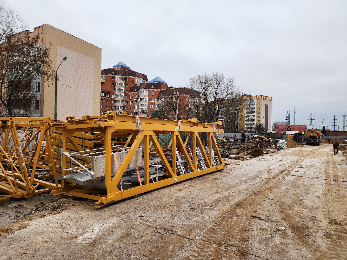 чехов,гимназия 2,  пристройка на 550 мест, строительство, разворотная площадка, подъездные пути, длинномеры и большегрузы, спецтехника,  площадка для разгрузки и разворота, башенный кран, основание под кран, котлован, фундаментная плита, подбетонка, каркас из арматуры, ооо воздвижение, госпрограмма московской области, строительство социальных объектов,мойка для колес машин,