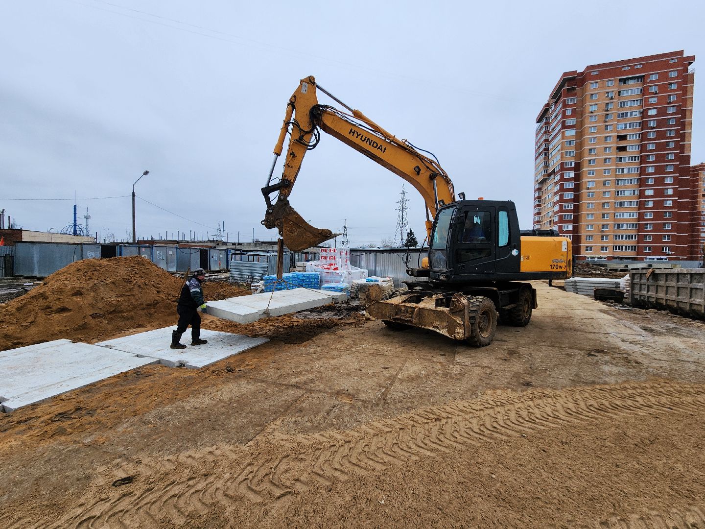 чехов,гимназия 2,  пристройка на 550 мест, строительство, разворотная площадка, подъездные пути, длинномеры и большегрузы, спецтехника,  площадка для разгрузки и разворота, башенный кран, основание под кран, котлован, фундаментная плита, подбетонка, каркас из арматуры, ооо воздвижение, госпрограмма московской области, строительство социальных объектов,мойка для колес машин,