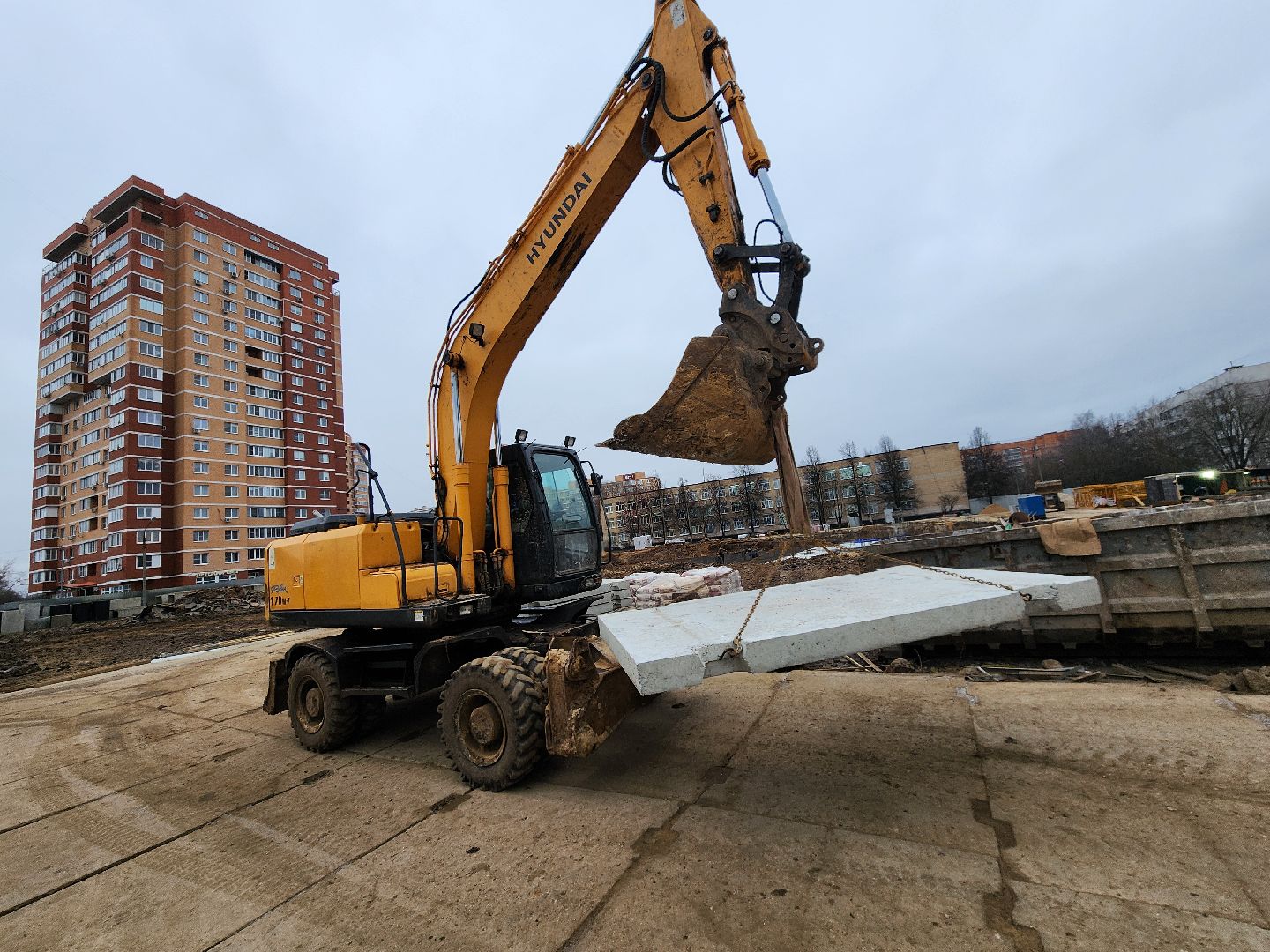 чехов,гимназия 2,  пристройка на 550 мест, строительство, разворотная площадка, подъездные пути, длинномеры и большегрузы, спецтехника,  площадка для разгрузки и разворота, башенный кран, основание под кран, котлован, фундаментная плита, подбетонка, каркас из арматуры, ооо воздвижение, госпрограмма московской области, строительство социальных объектов,мойка для колес машин,