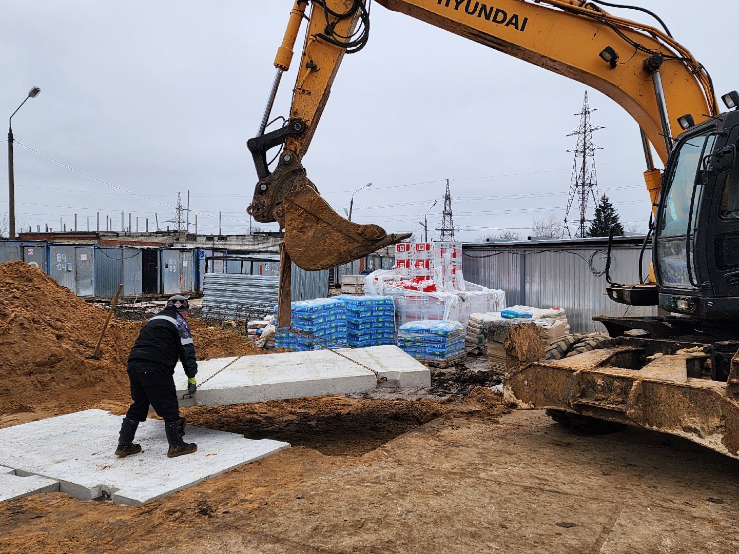 чехов,гимназия 2,  пристройка на 550 мест, строительство, разворотная площадка, подъездные пути, длинномеры и большегрузы, спецтехника,  площадка для разгрузки и разворота, башенный кран, основание под кран, котлован, фундаментная плита, подбетонка, каркас из арматуры, ооо воздвижение, госпрограмма московской области, строительство социальных объектов,мойка для колес машин,