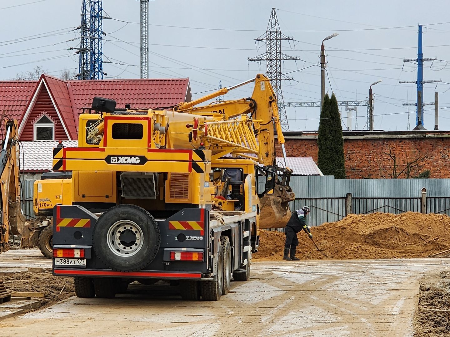 чехов,гимназия 2,  пристройка на 550 мест, строительство, разворотная площадка, подъездные пути, длинномеры и большегрузы, спецтехника,  площадка для разгрузки и разворота, башенный кран, основание под кран, котлован, фундаментная плита, подбетонка, каркас из арматуры, ооо воздвижение, госпрограмма московской области, строительство социальных объектов,мойка для колес машин,