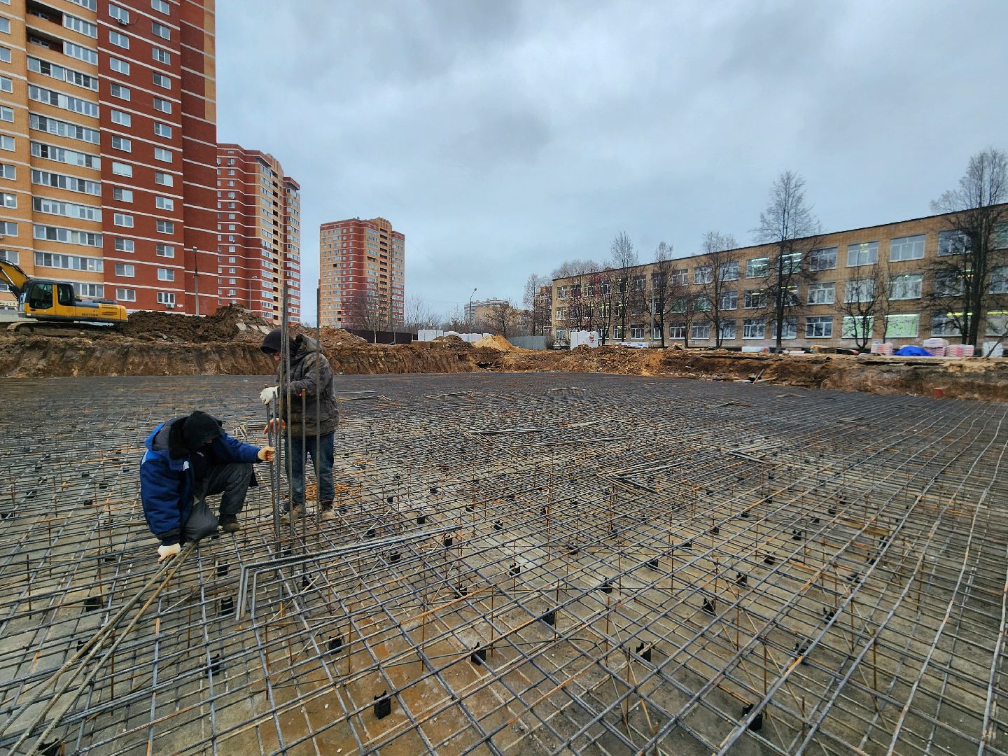 чехов, гимназия 2,  пристройка на 550 мест, строительство, каркас для фундамента, армирование, арматура, фундаментная плита, подбетонка, инженерные сети, водопровод, холодное водоснабжение, подъездные пути, разворотная площадка, котлован, вывоз грунта, госпрограмма московской области, строительство социальных объектов,