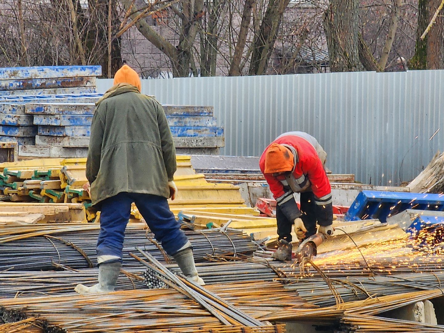 чехов, гимназия 2,  пристройка на 550 мест, строительство, каркас для фундамента, армирование, арматура, фундаментная плита, подбетонка, инженерные сети, водопровод, холодное водоснабжение, подъездные пути, разворотная площадка, котлован, вывоз грунта, госпрограмма московской области, строительство социальных объектов,