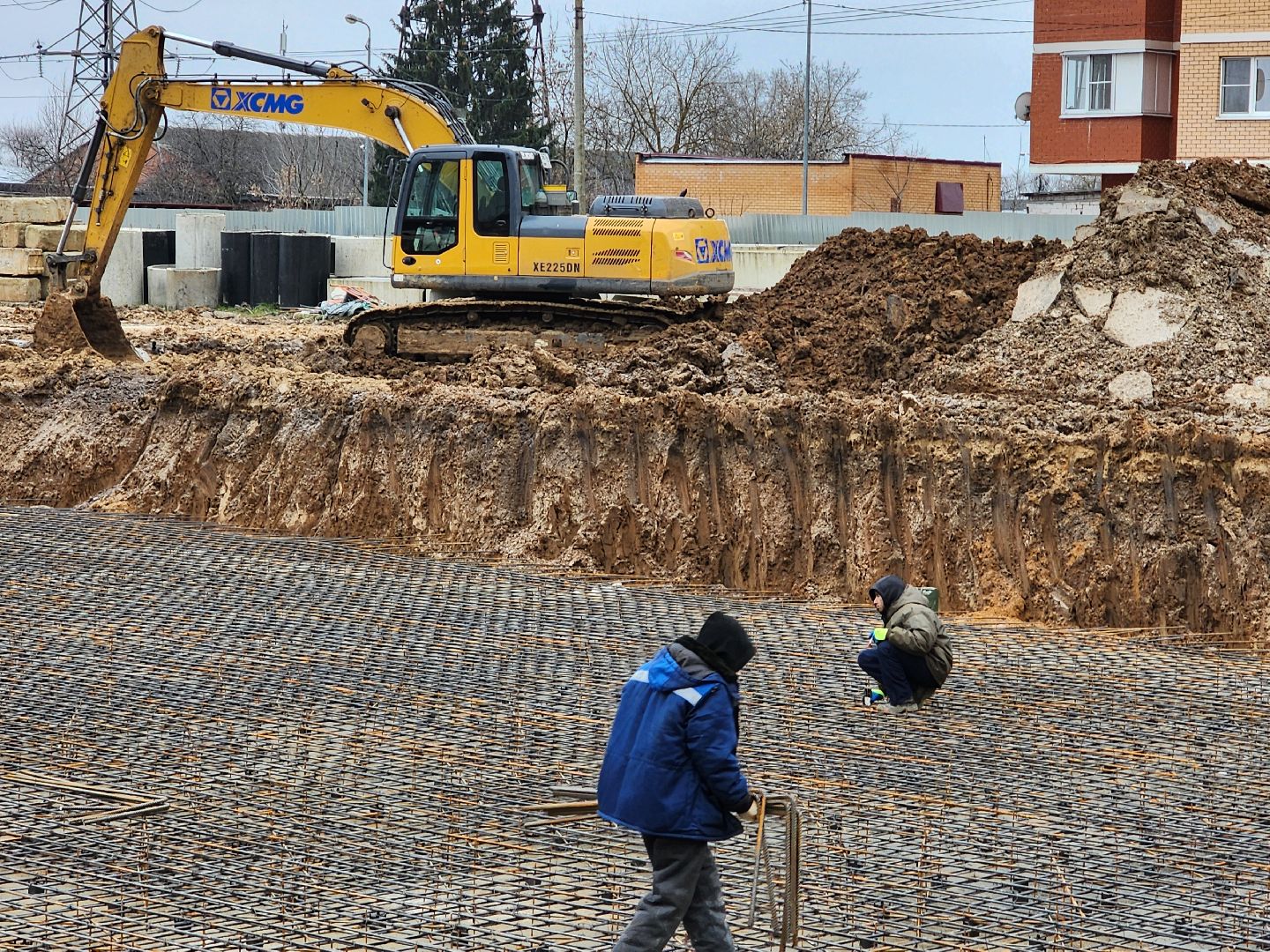 чехов, гимназия 2,  пристройка на 550 мест, строительство, каркас для фундамента, армирование, арматура, фундаментная плита, подбетонка, инженерные сети, водопровод, холодное водоснабжение, подъездные пути, разворотная площадка, котлован, вывоз грунта, госпрограмма московской области, строительство социальных объектов,