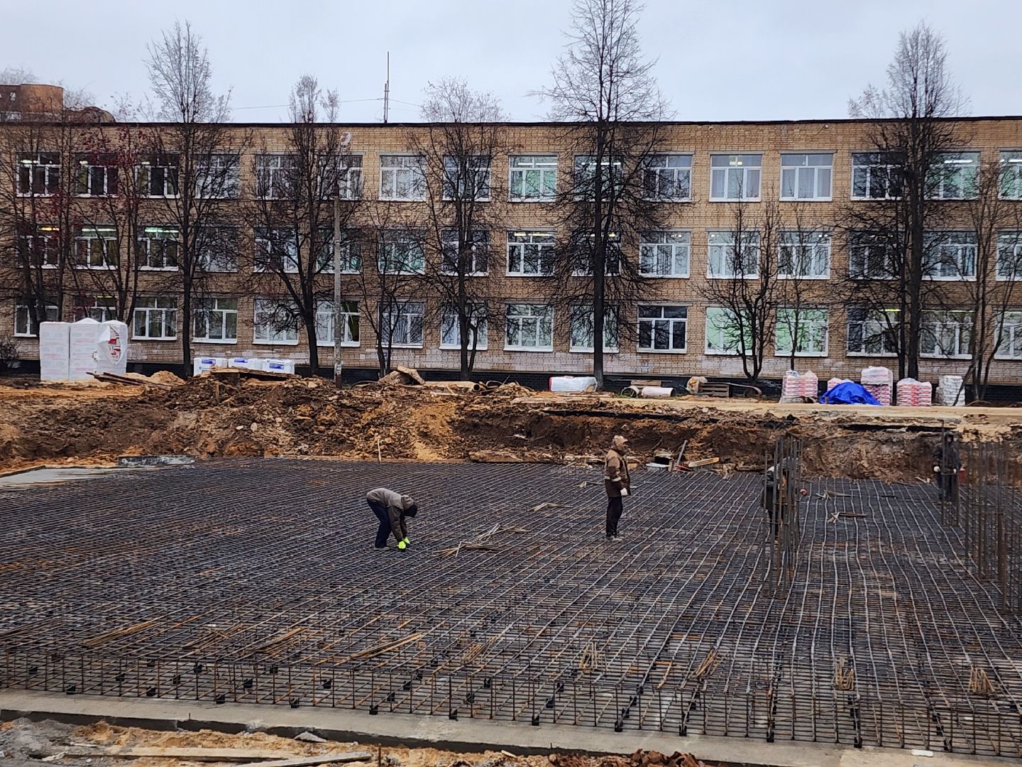 чехов, гимназия 2,  пристройка на 550 мест, строительство, каркас для фундамента, армирование, арматура, фундаментная плита, подбетонка, инженерные сети, водопровод, холодное водоснабжение, подъездные пути, разворотная площадка, котлован, вывоз грунта, госпрограмма московской области, строительство социальных объектов,