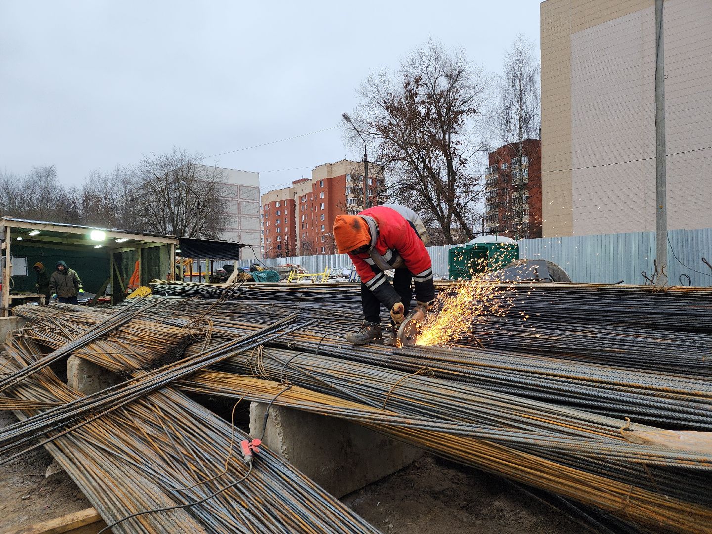 чехов, гимназия 2,  пристройка на 550 мест, строительство, каркас для фундамента, армирование, арматура, фундаментная плита, подбетонка, инженерные сети, водопровод, холодное водоснабжение, подъездные пути, разворотная площадка, котлован, вывоз грунта, госпрограмма московской области, строительство социальных объектов,