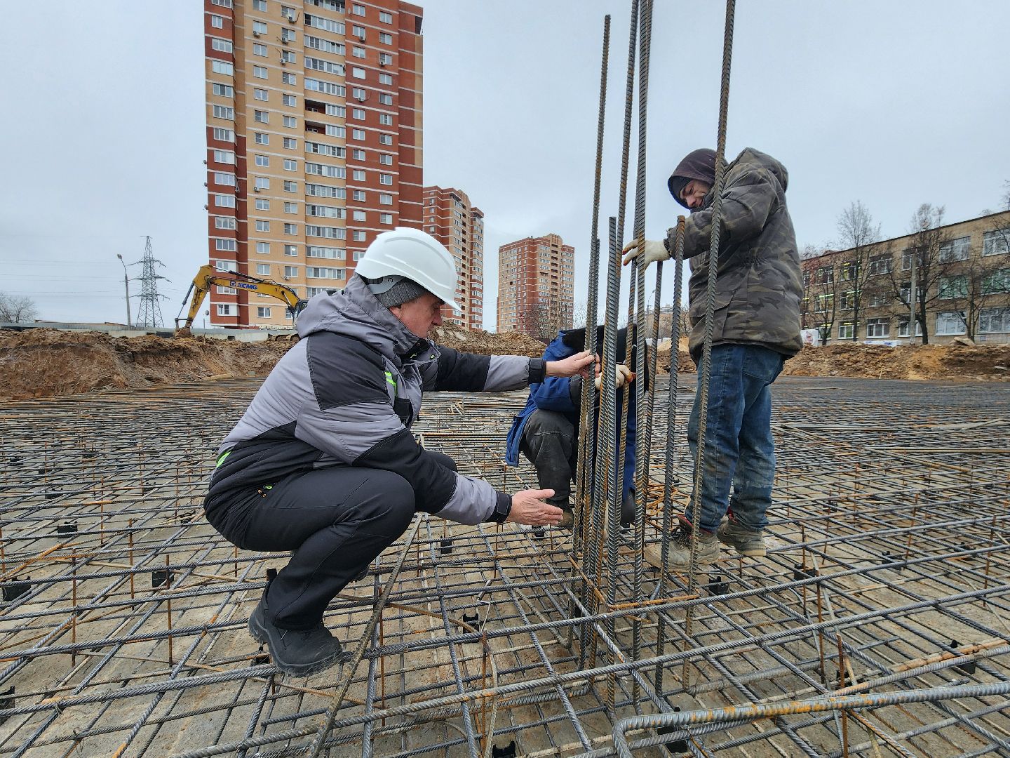 чехов, гимназия 2,  пристройка на 550 мест, строительство, каркас для фундамента, армирование, арматура, фундаментная плита, подбетонка, инженерные сети, водопровод, холодное водоснабжение, подъездные пути, разворотная площадка, котлован, вывоз грунта, госпрограмма московской области, строительство социальных объектов,