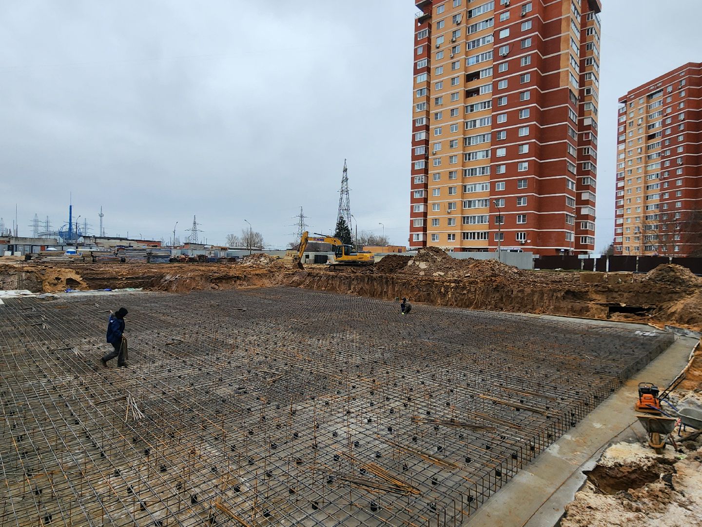 чехов, гимназия 2,  пристройка на 550 мест, строительство, каркас для фундамента, армирование, арматура, фундаментная плита, подбетонка, инженерные сети, водопровод, холодное водоснабжение, подъездные пути, разворотная площадка, котлован, вывоз грунта, госпрограмма московской области, строительство социальных объектов,