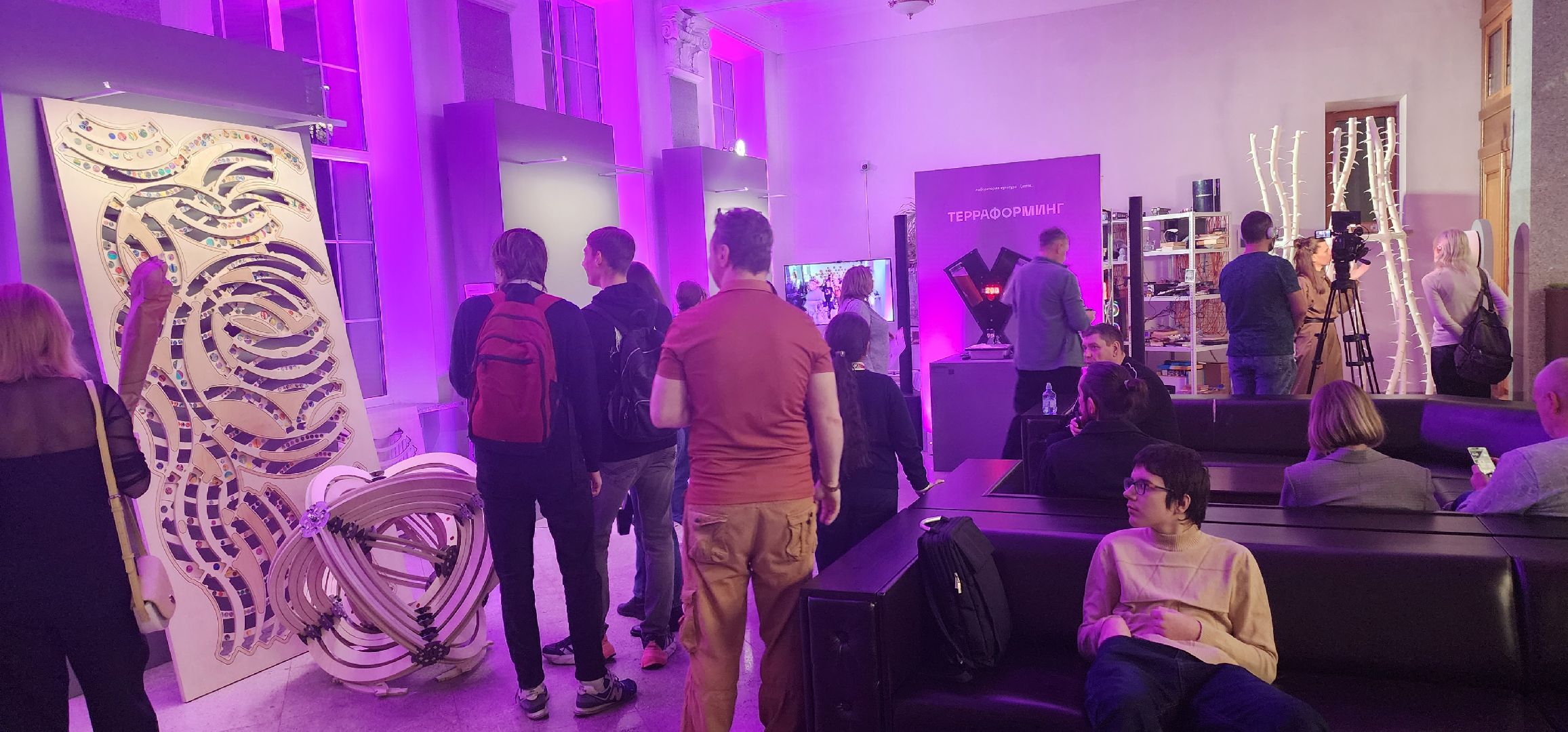 долгопрудный, мфти, выставка, художники, ученые, нейросети, терраформинг, метапоэтическое зеркало, поэзия хайку,