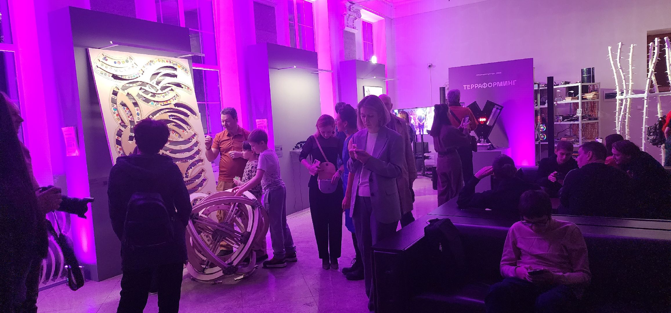 долгопрудный, мфти, выставка, художники, ученые, нейросети, терраформинг, метапоэтическое зеркало, поэзия хайку,