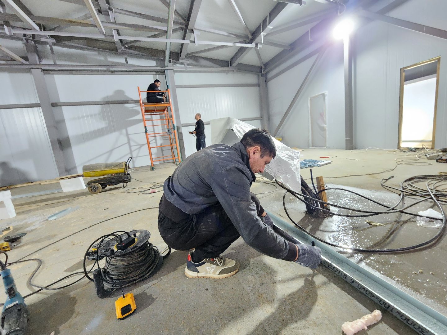 чехов, микрорайон губернский, лесопарк, строительство, благоустройство, многофункциональный павильон, внутренняя отделка, монтаж перегородок, кровля, сэндвич панели, тепловой контур,госпрограмма московской области, формирование комфортной городской среды, проходы и проезды,укладка плитки, монтаж полов, витражное остекление,инженерные сети,кафе, серверная,стяжка пола,