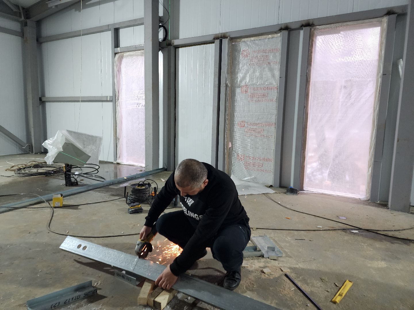 чехов, микрорайон губернский, лесопарк, строительство, благоустройство, многофункциональный павильон, внутренняя отделка, монтаж перегородок, кровля, сэндвич панели, тепловой контур,госпрограмма московской области, формирование комфортной городской среды, проходы и проезды,укладка плитки, монтаж полов, витражное остекление,инженерные сети,кафе, серверная,стяжка пола,