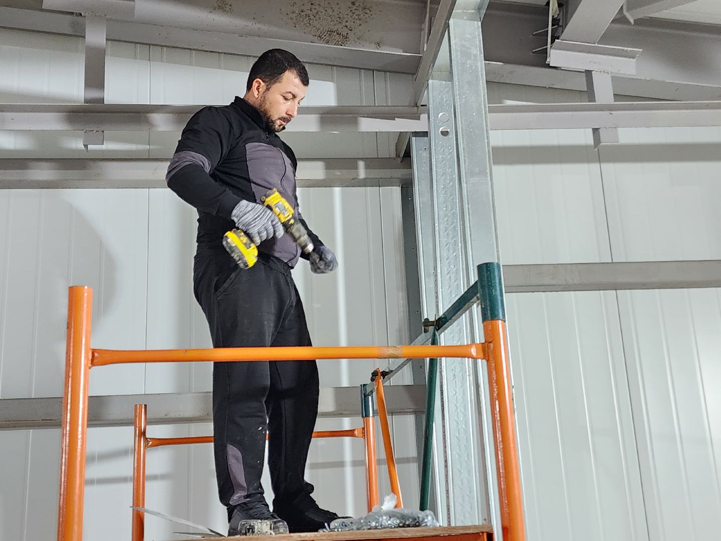 чехов, микрорайон губернский, лесопарк, строительство, благоустройство, многофункциональный павильон, внутренняя отделка, монтаж перегородок, кровля, сэндвич панели, тепловой контур,госпрограмма московской области, формирование комфортной городской среды, проходы и проезды,укладка плитки, монтаж полов, витражное остекление,инженерные сети,кафе, серверная,стяжка пола,