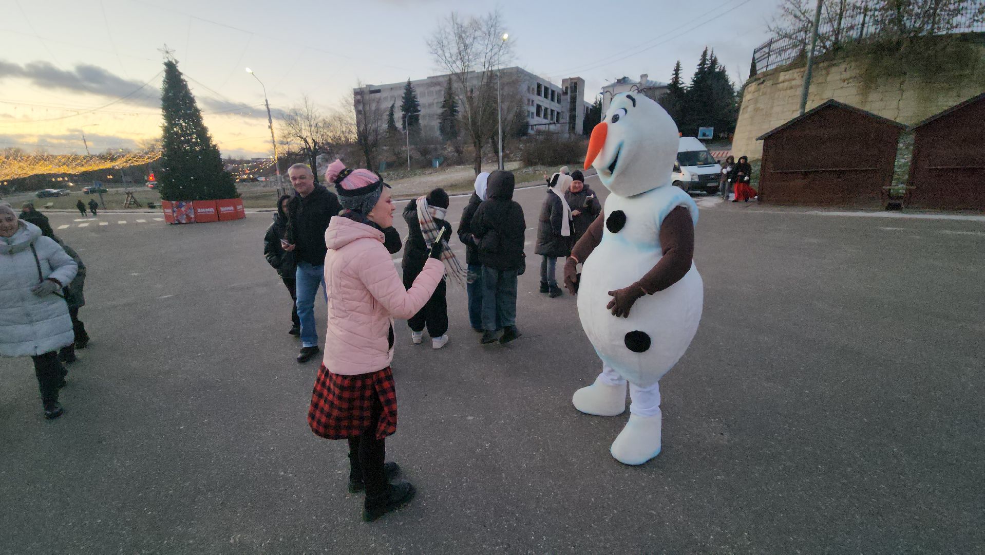 серпухов, соборная гора, в серпухове зажгли новогоднюю елку,