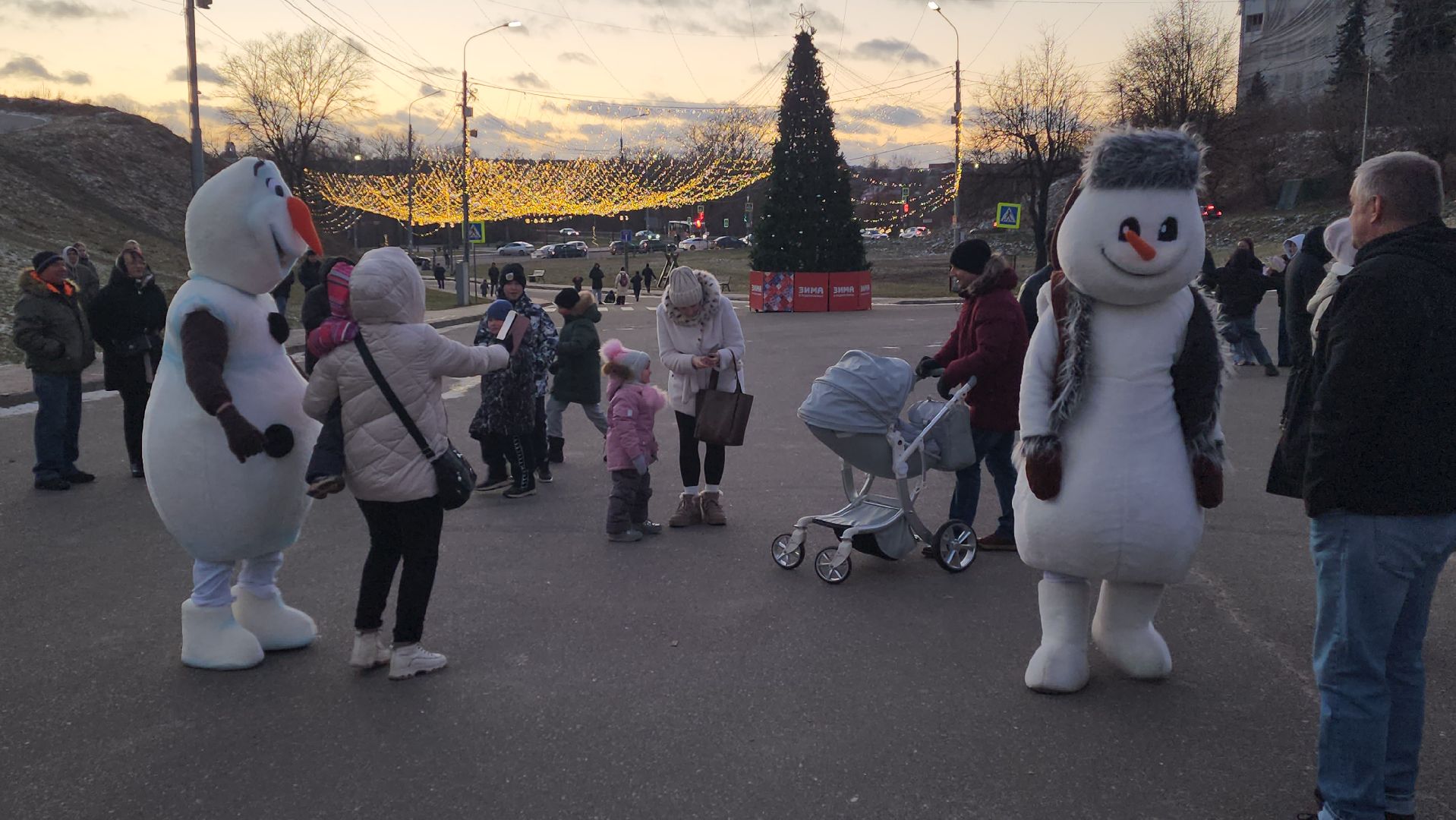 серпухов, соборная гора, в серпухове зажгли новогоднюю елку,