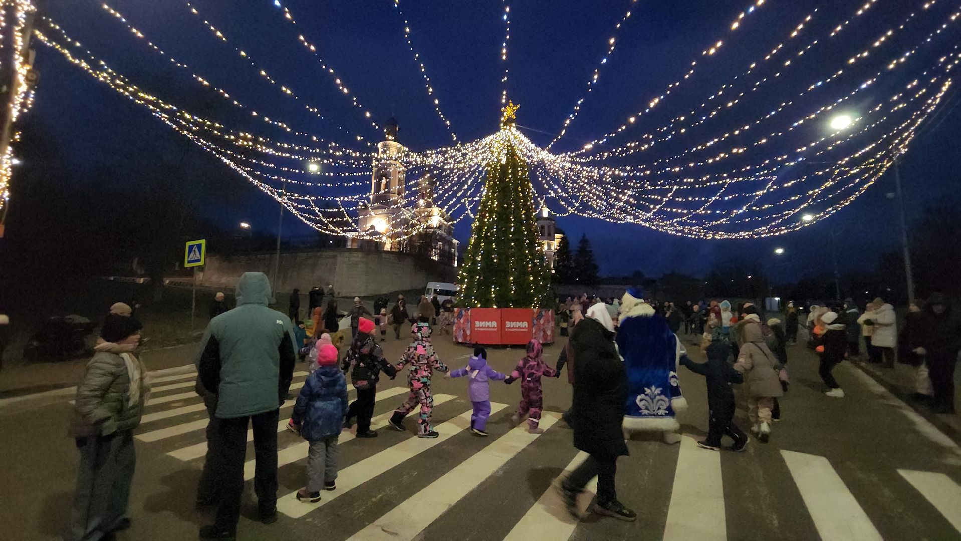 серпухов, соборная гора, в серпухове зажгли новогоднюю елку,