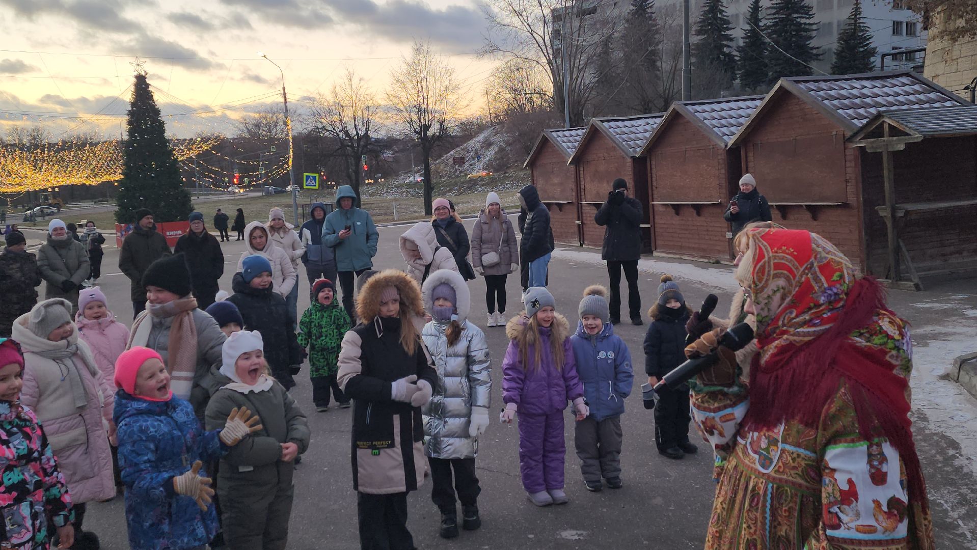 серпухов, соборная гора, в серпухове зажгли новогоднюю елку,