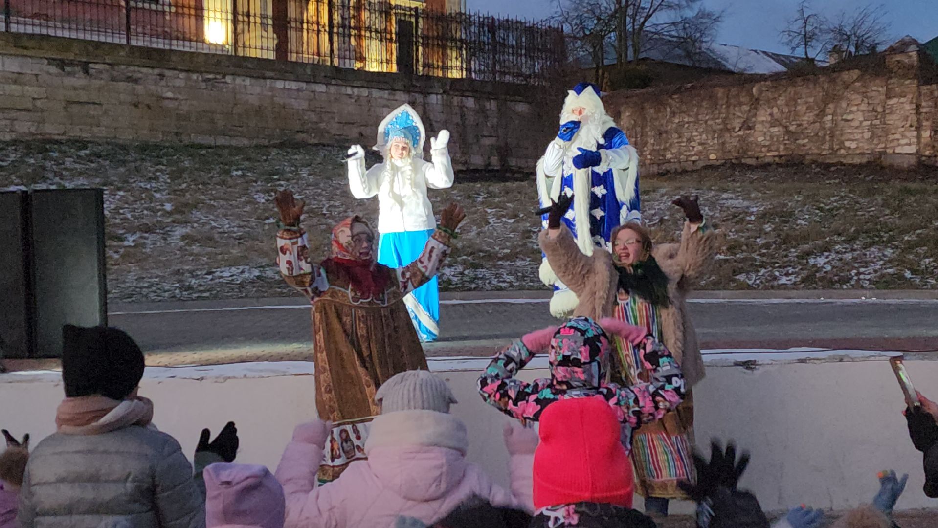 серпухов, соборная гора, в серпухове зажгли новогоднюю елку,