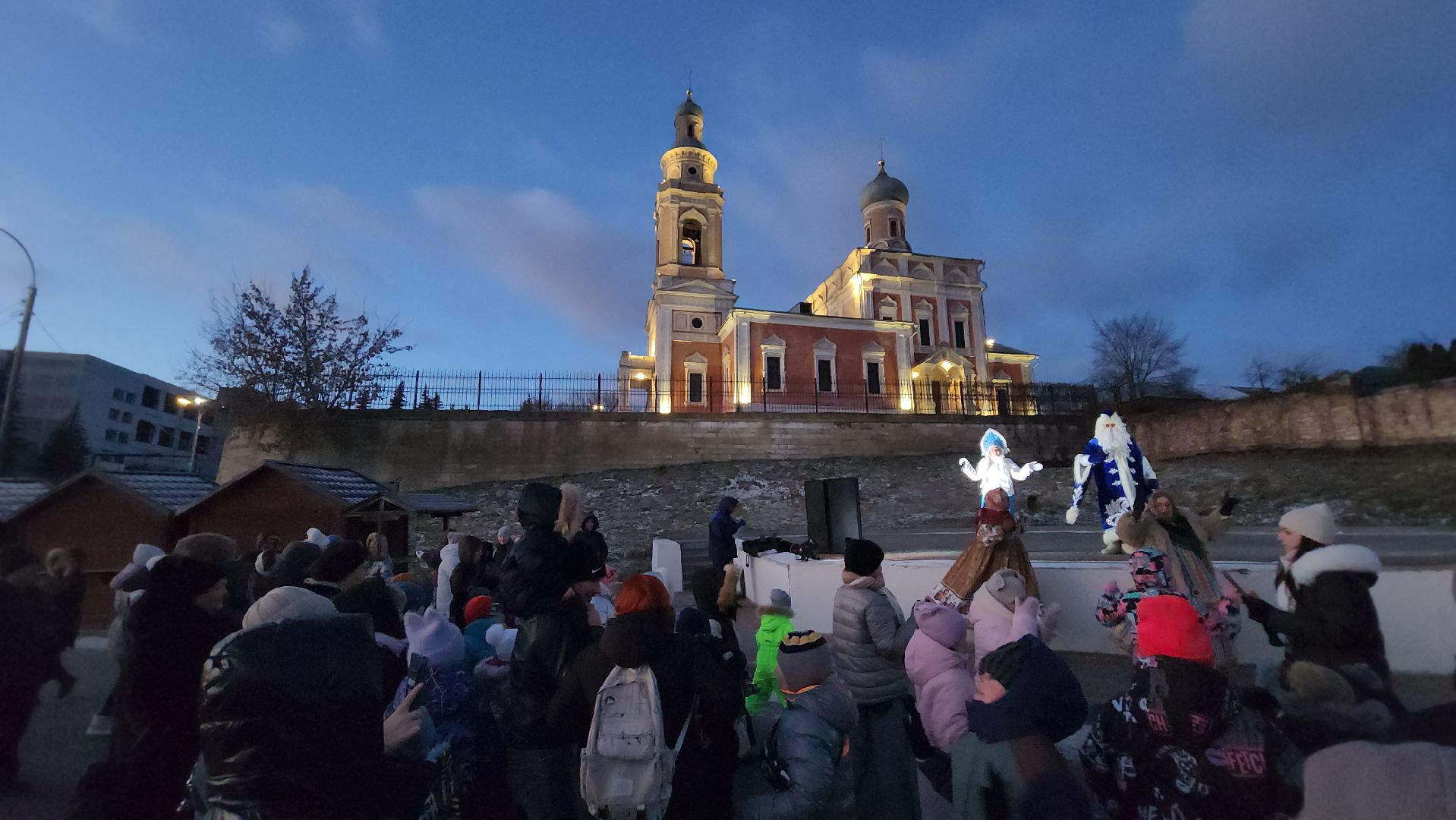 серпухов, соборная гора, в серпухове зажгли новогоднюю елку,