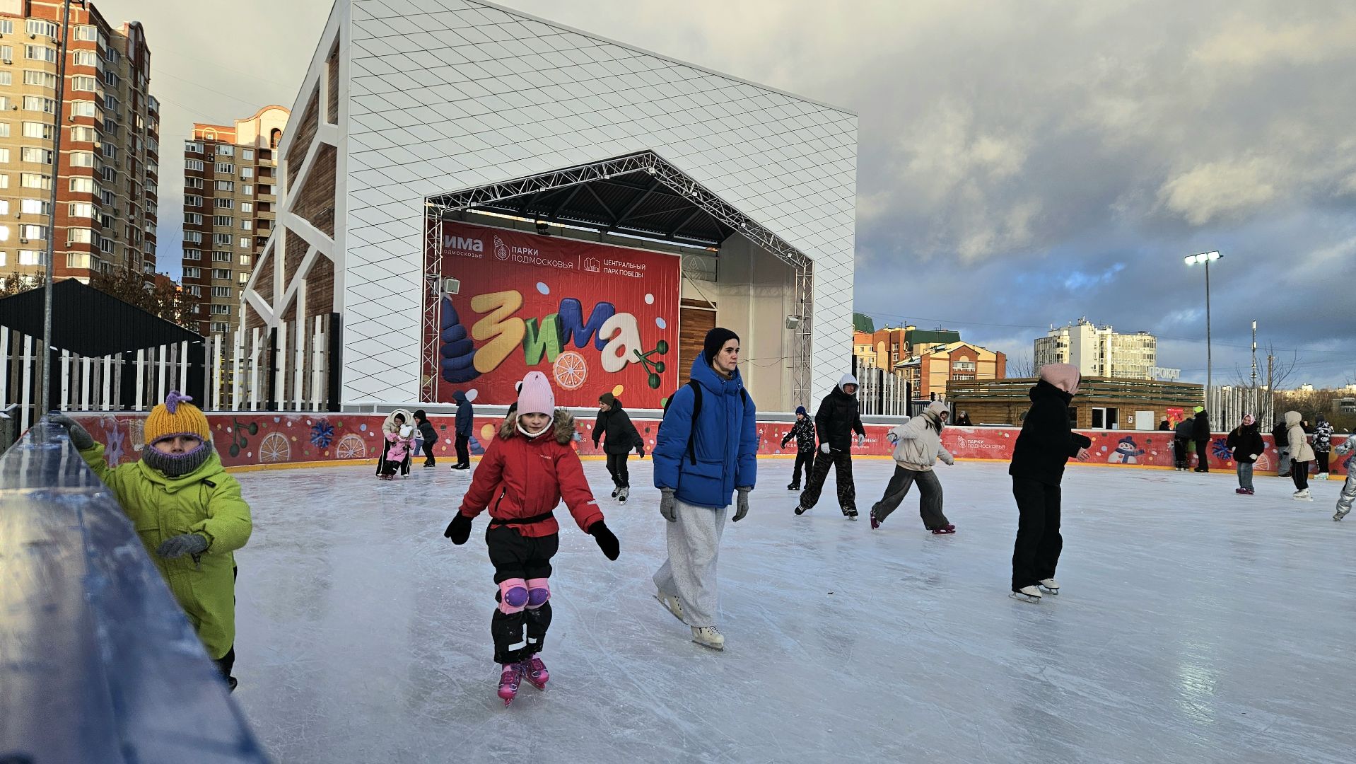 долгопрудный, центральный парк победы, зима в подмосковье 2025, ледовый каток, коньки,